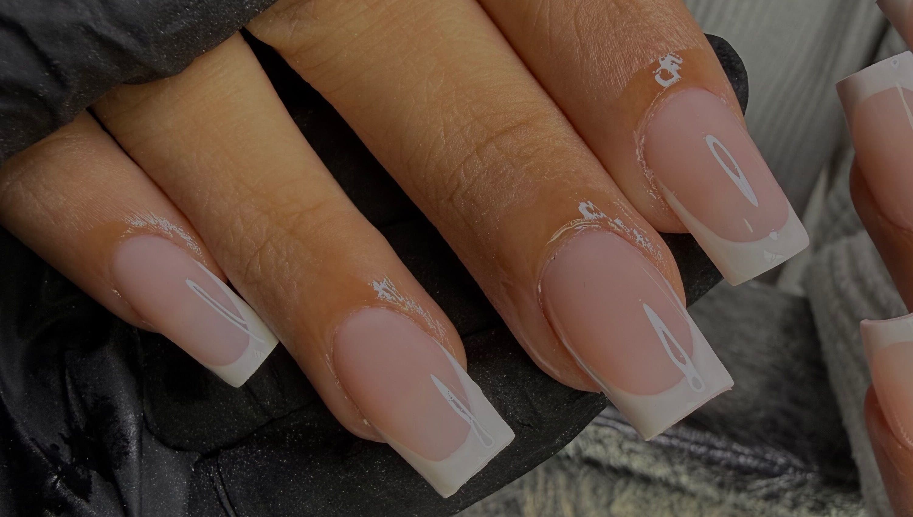 Ongles à la française élégants chez Nda Nails, Rouen, Normandie, FR, mettant en valeur un style chic.