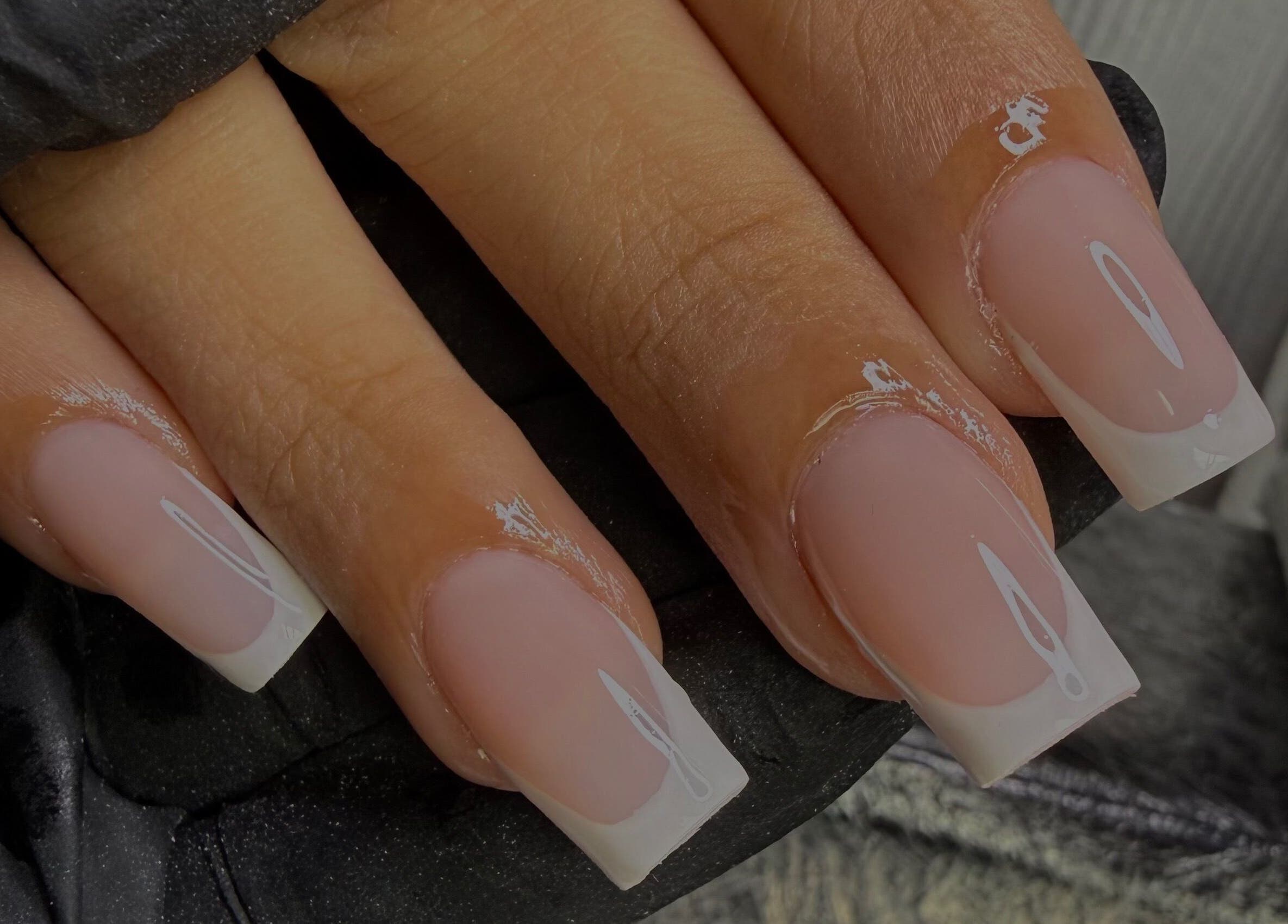 Ongles à la française élégants chez Nda Nails, Rouen, Normandie, FR, mettant en valeur un style chic.