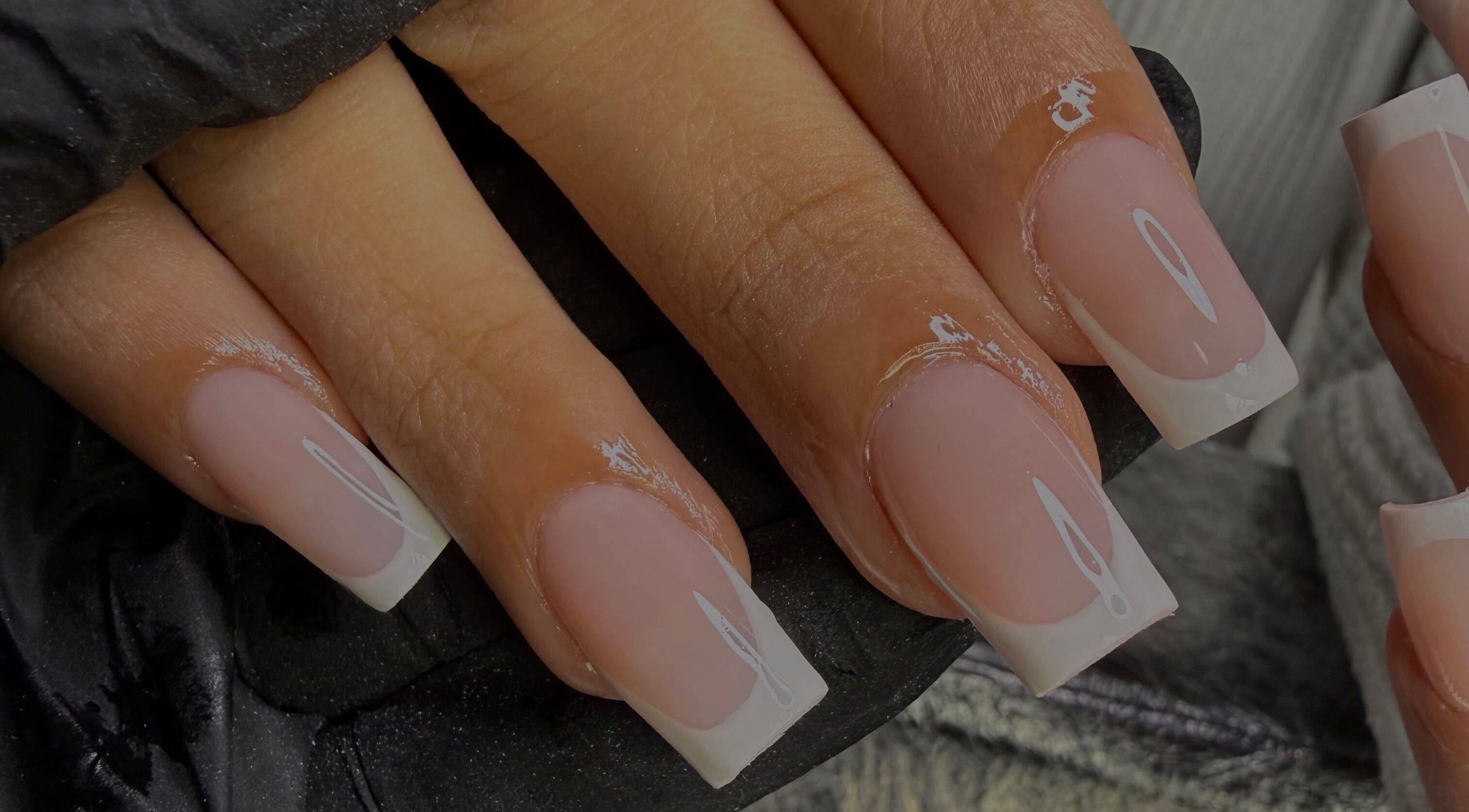 Ongles à la française élégants chez Nda Nails, Rouen, Normandie, FR, mettant en valeur un style chic.