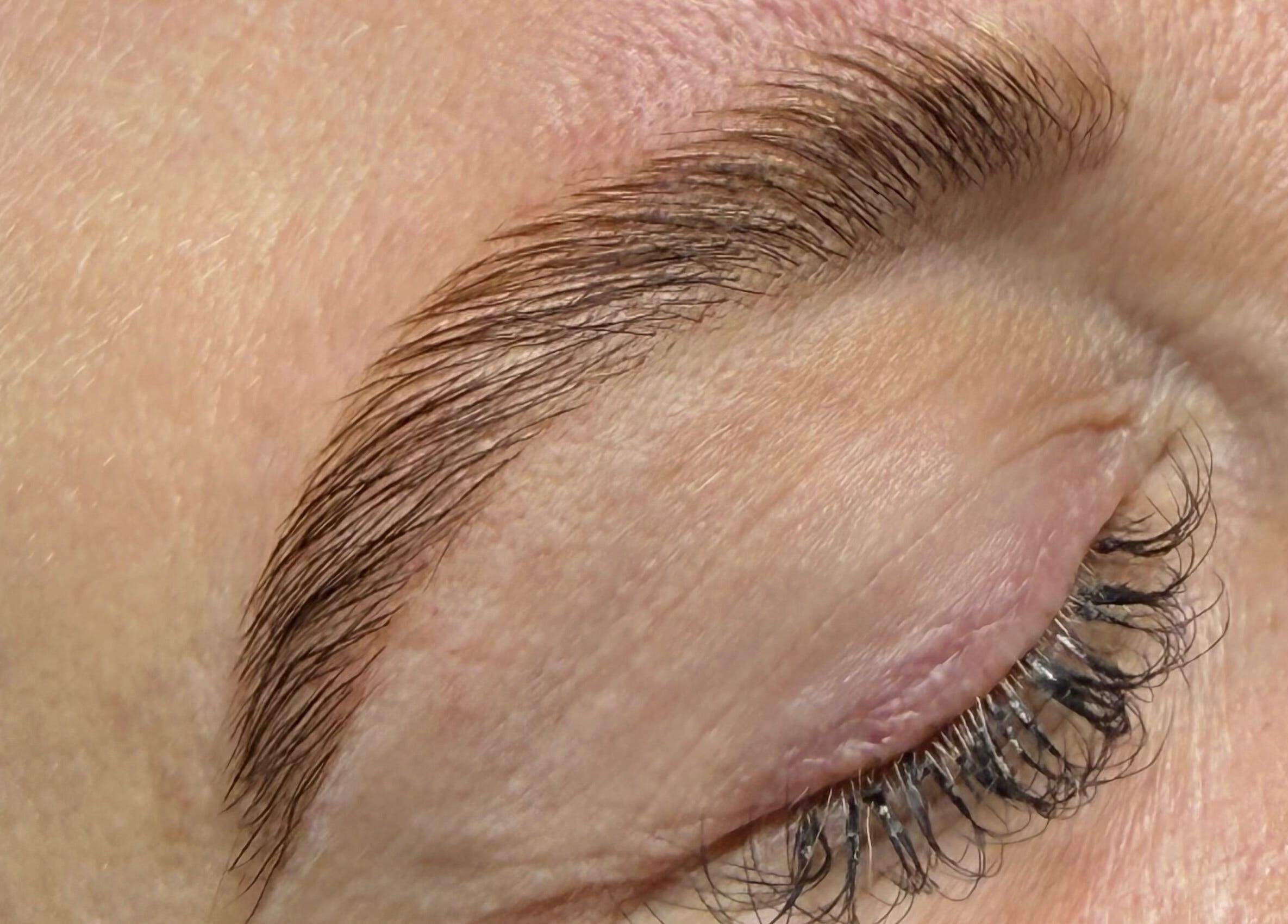 Sourcils magnifiquement entretenus chez Nda Nails à Rouen, Normandie, FR, illustrant un soin de beauté.