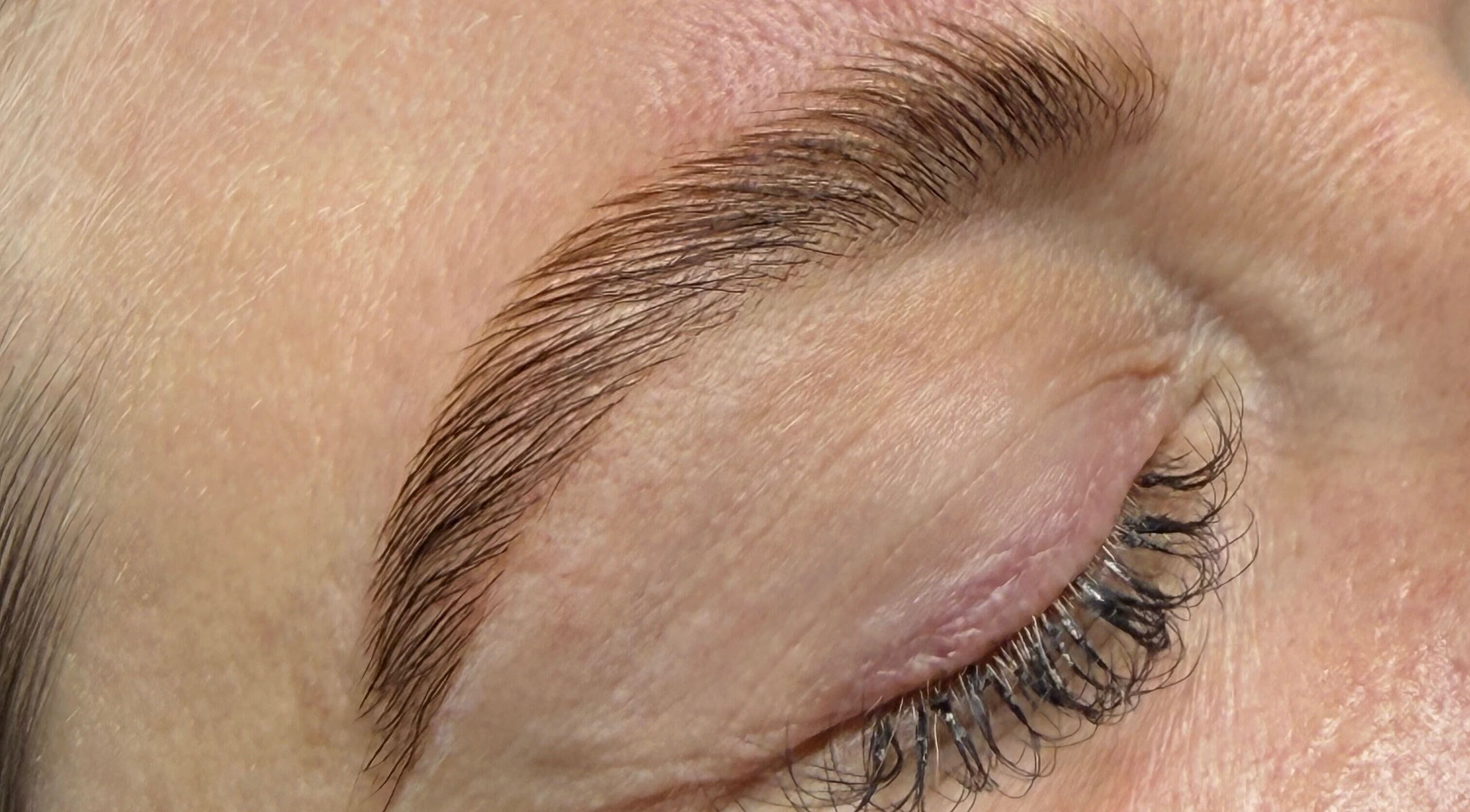 Sourcils magnifiquement entretenus chez Nda Nails à Rouen, Normandie, FR, illustrant un soin de beauté.