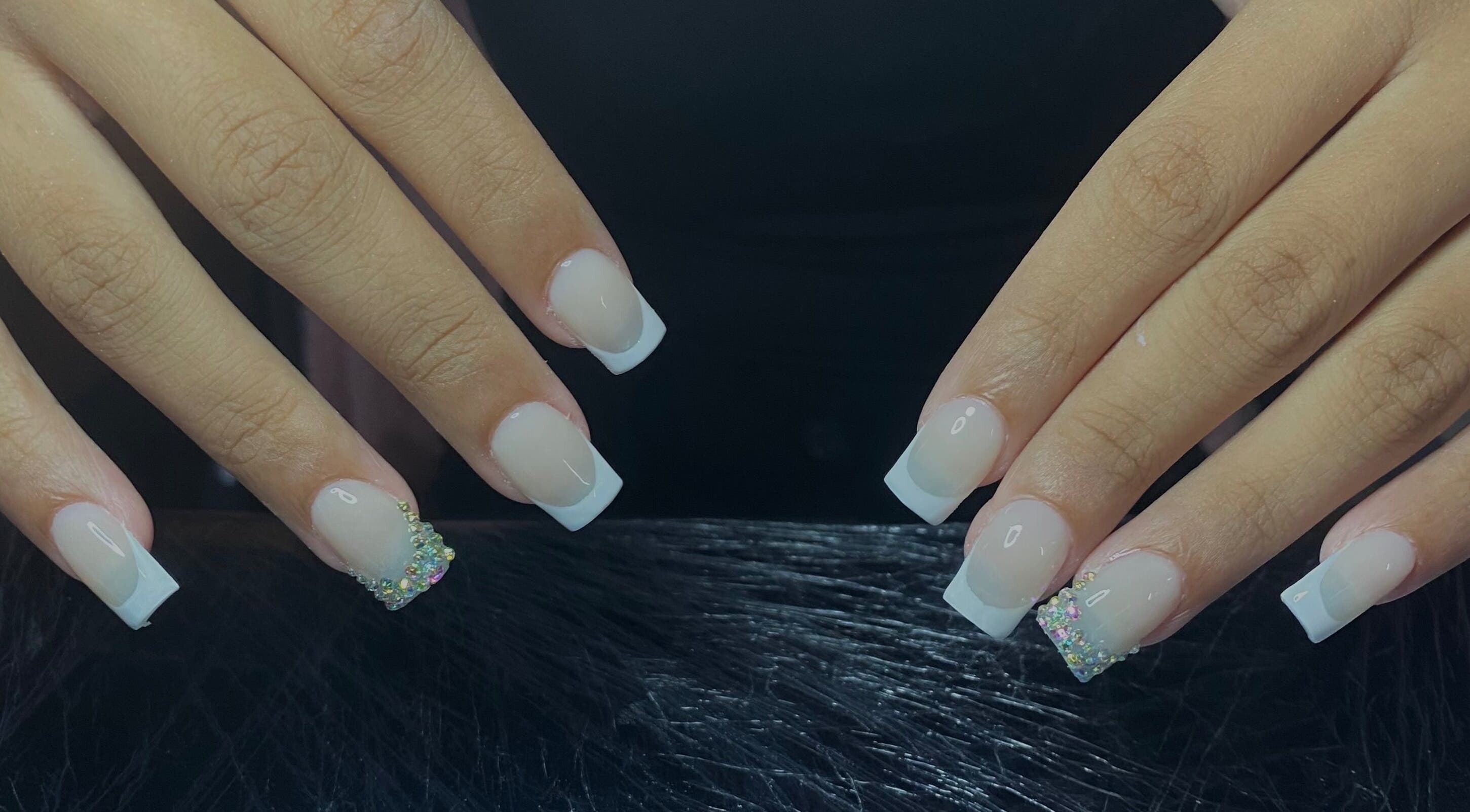 Ongles élégants avec décor brillant à Nda Nails, Rouen, Normandie, FR.