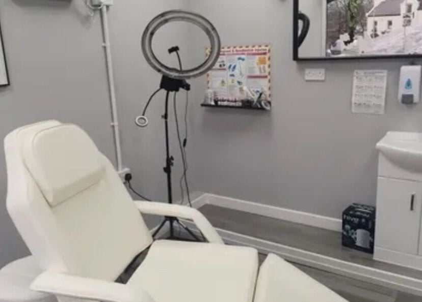 Treatment room at Harmony Hands Kingswinford in Kingswinford, England, GB, featuring a recliner and ring light.