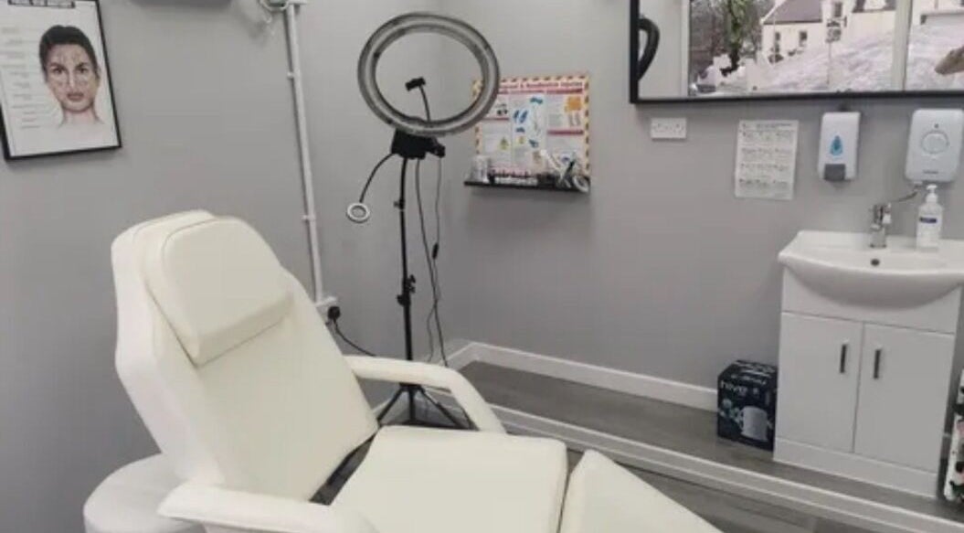 Treatment room at Harmony Hands Kingswinford in Kingswinford, England, GB, featuring a recliner and ring light.