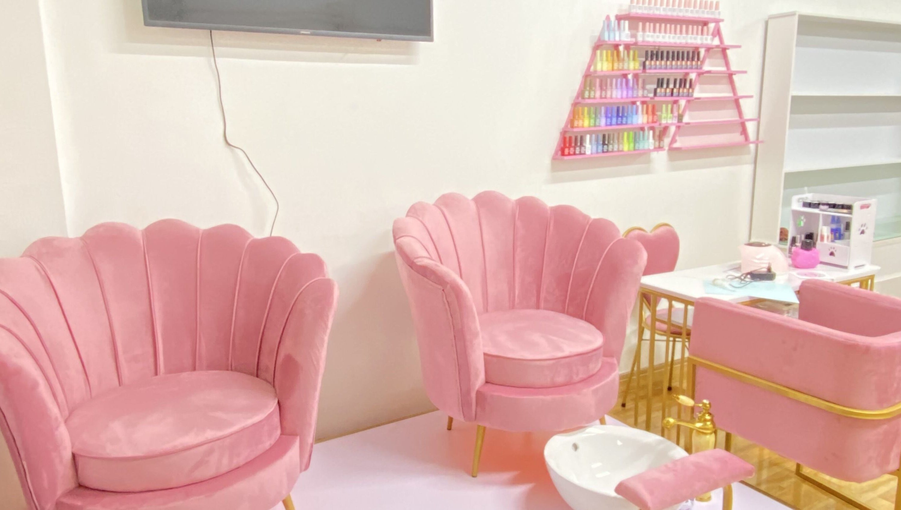 Relaxing pink salon chairs at EJEMPLO in Santander, Santander, CO, offering a chic and cozy spa experience.