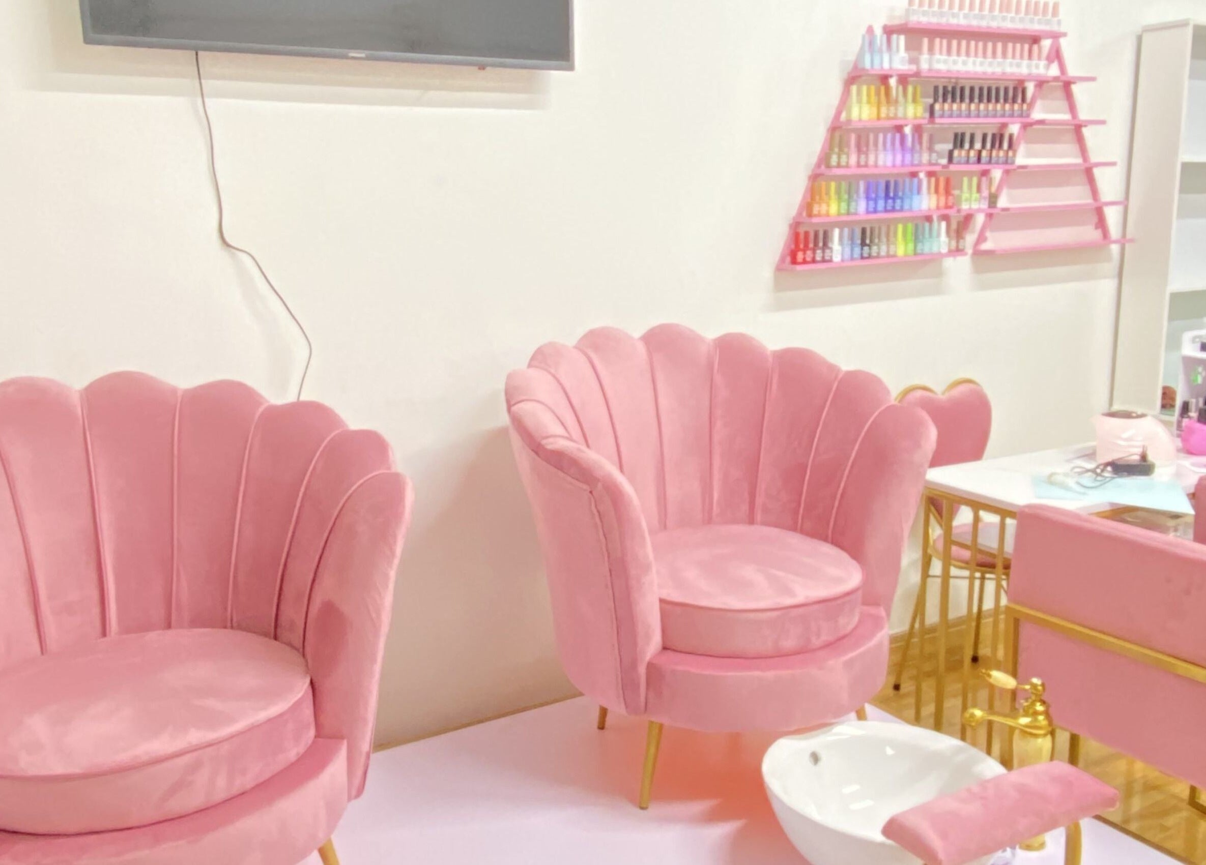 Relaxing pink salon chairs at EJEMPLO in Santander, Santander, CO, offering a chic and cozy spa experience.
