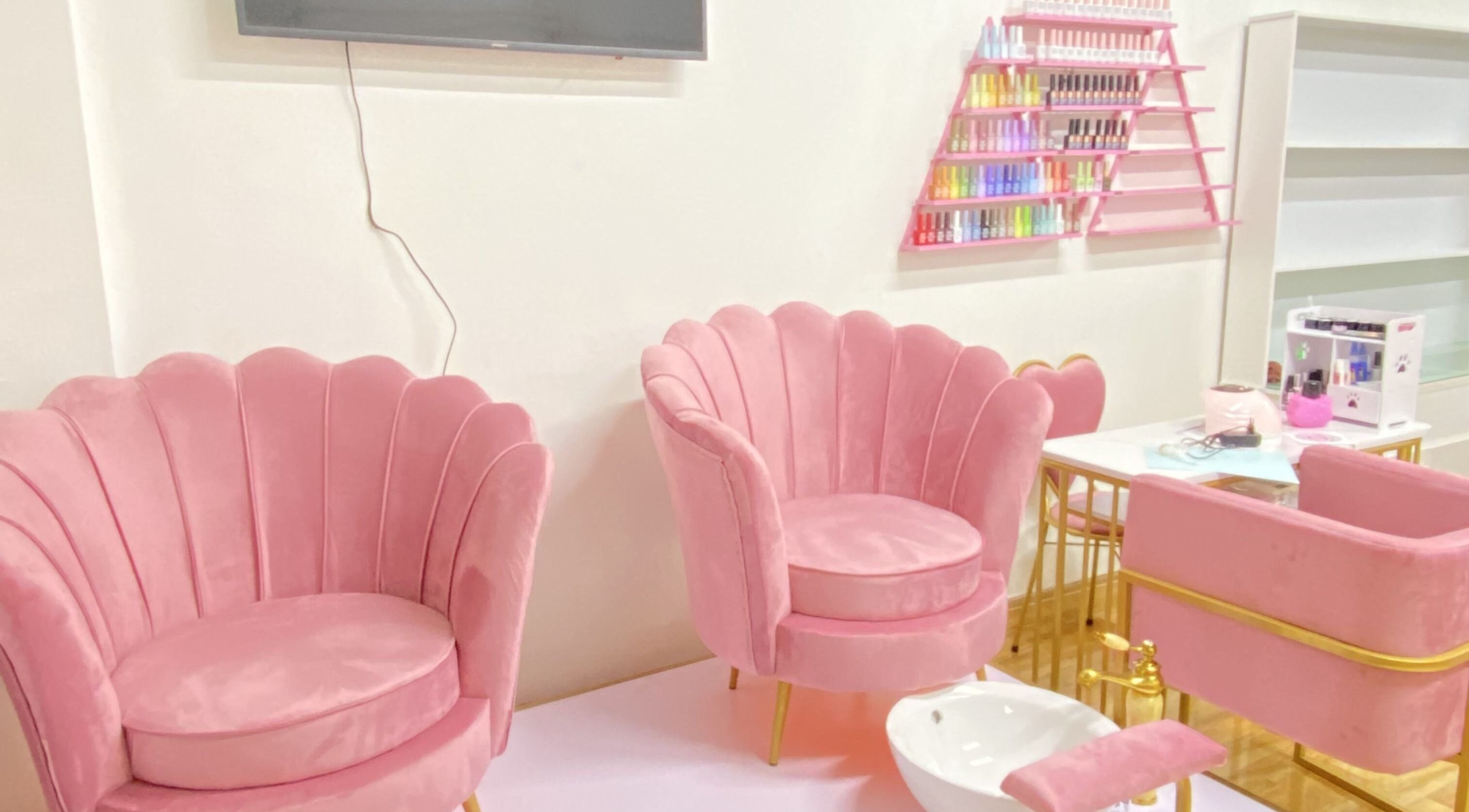 Relaxing pink salon chairs at EJEMPLO in Santander, Santander, CO, offering a chic and cozy spa experience.