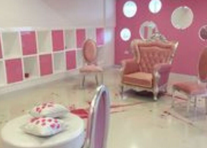 Chic pink-themed beauty room at EJEMPLO in Santander, Santander, CO with elegant seating and decor.