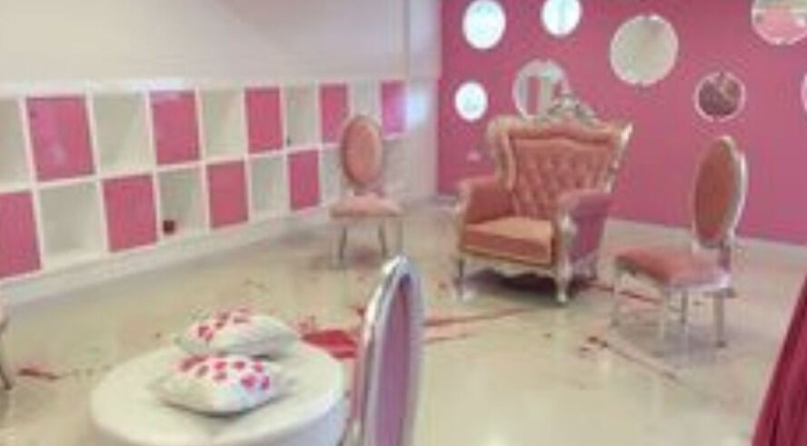 Chic pink-themed beauty room at EJEMPLO in Santander, Santander, CO with elegant seating and decor.