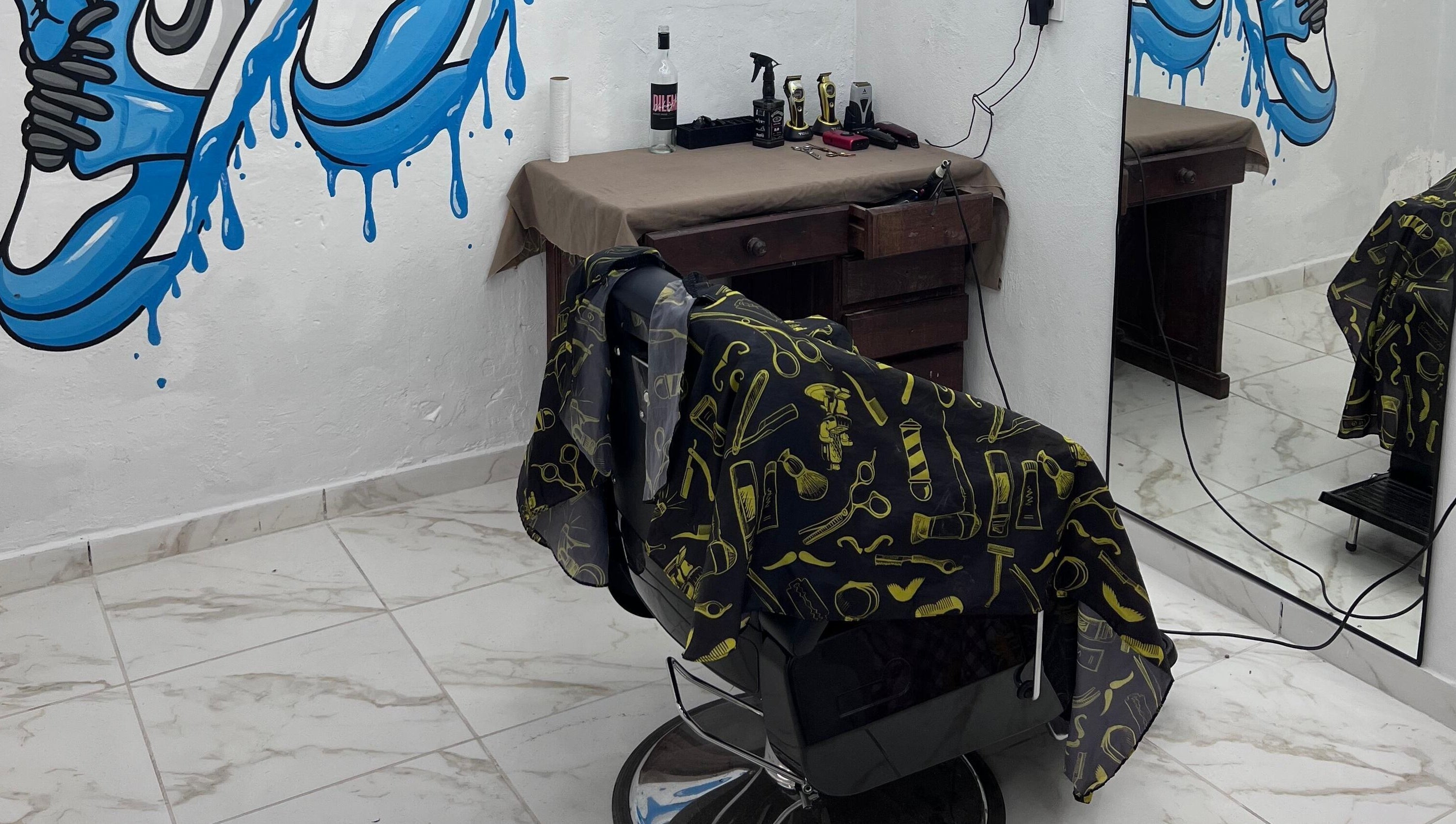 Interior de Hood Barbershop en Villa Gobernador Galvez, Santa Fe; silla de barbero y decoraciones llamativas.