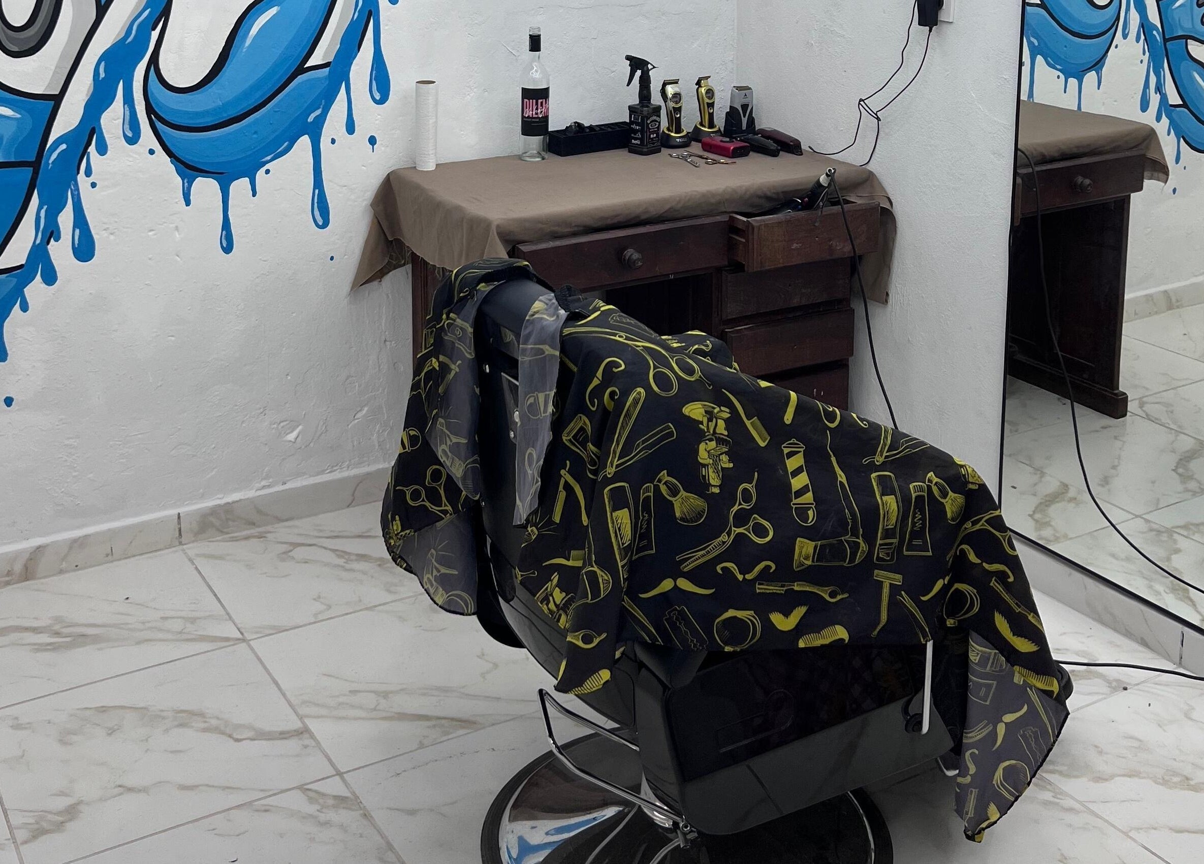 Interior de Hood Barbershop en Villa Gobernador Galvez, Santa Fe; silla de barbero y decoraciones llamativas.