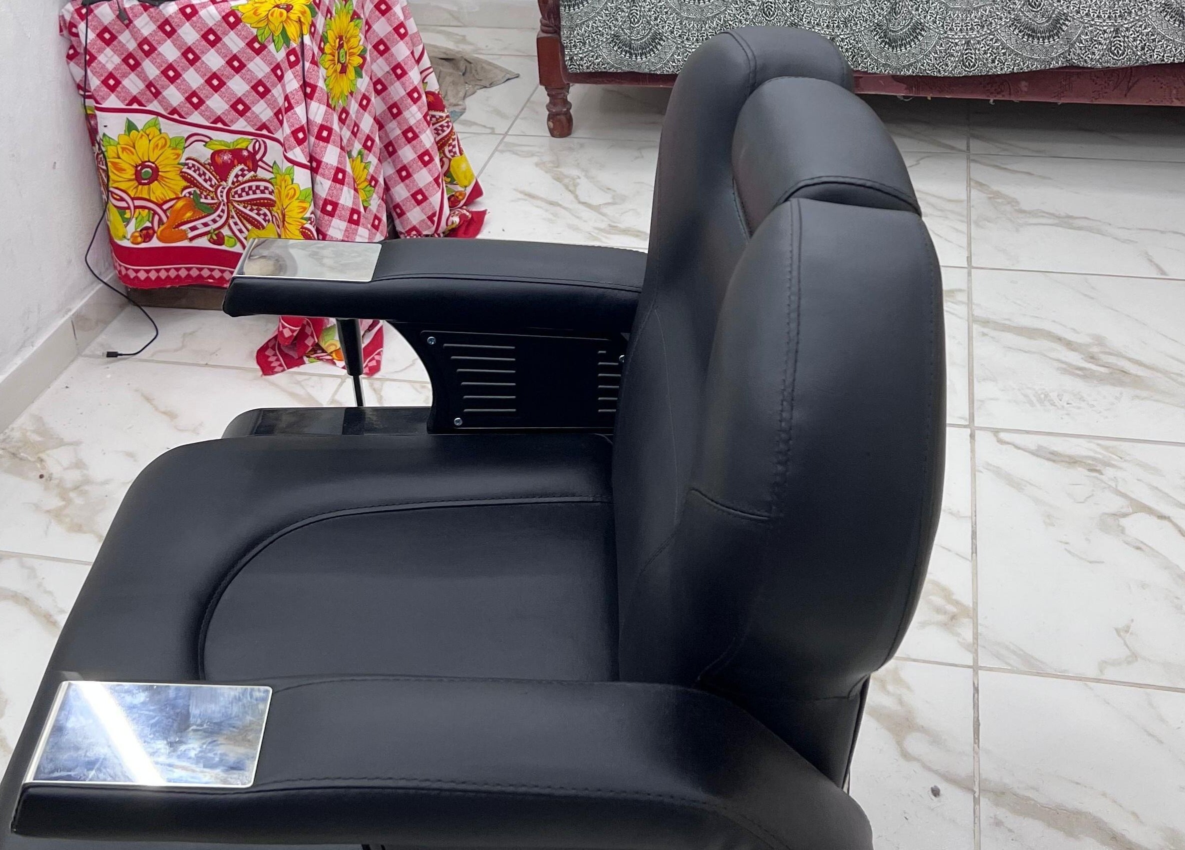 Silla de barbero en Hood Barbershop, Villa Gobernador Galvez, Santa Fe, AR. Comodidad y estilo moderno.