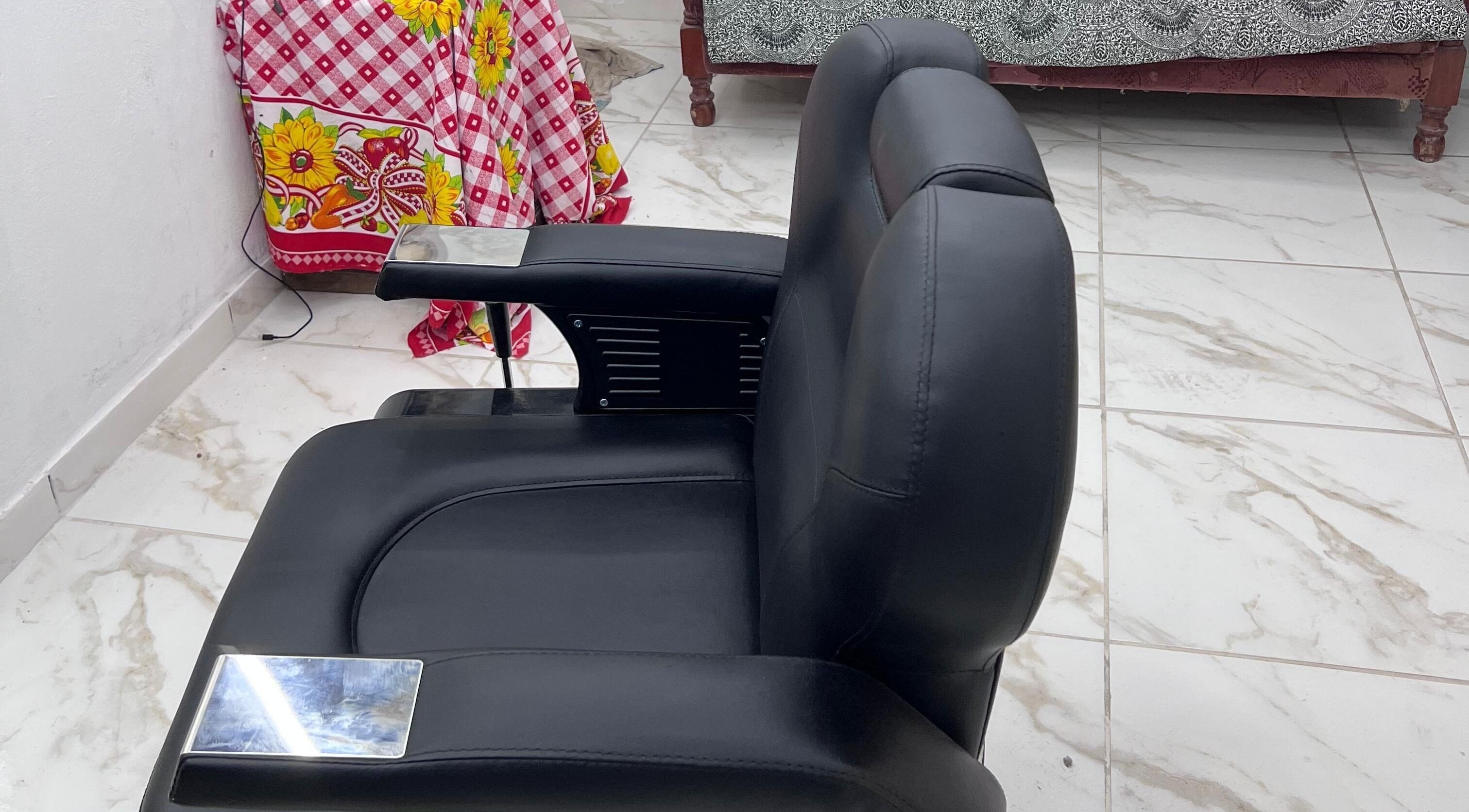 Silla de barbero en Hood Barbershop, Villa Gobernador Galvez, Santa Fe, AR. Comodidad y estilo moderno.