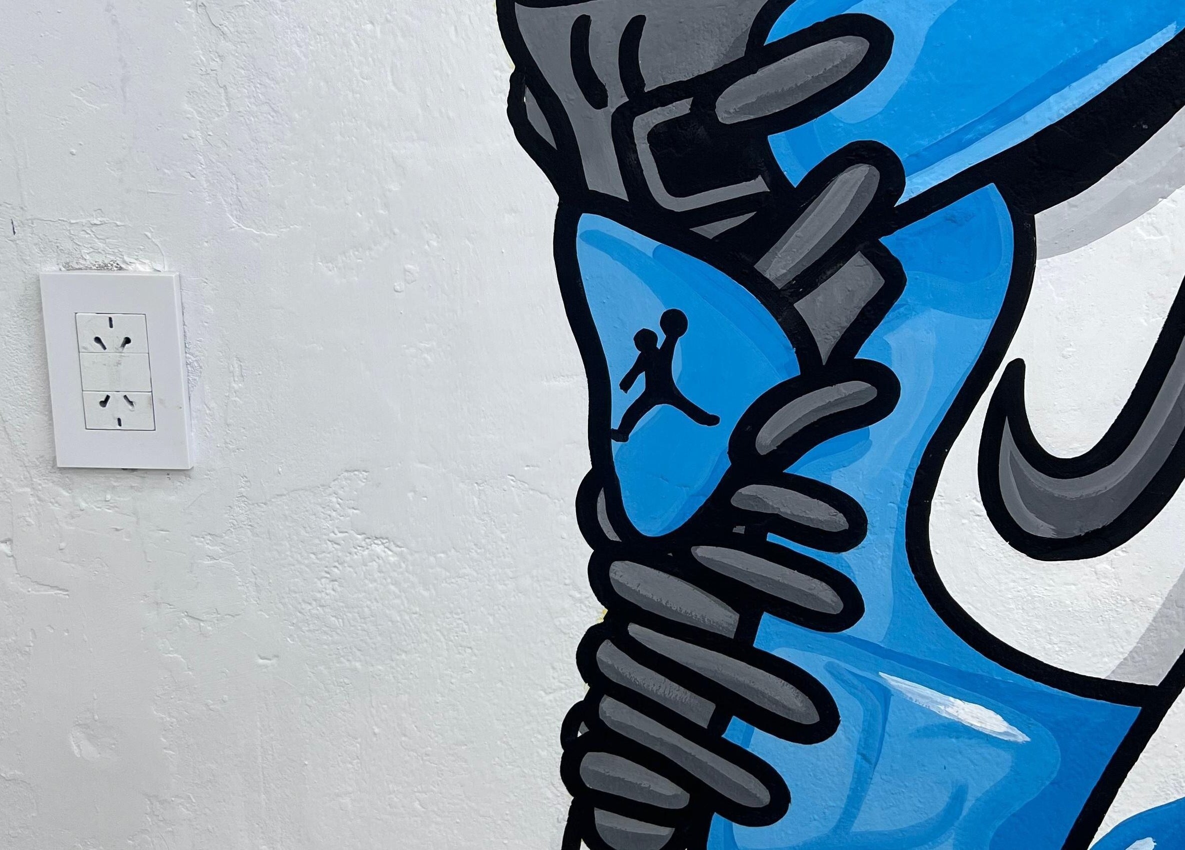 Mural moderno en Hood Barbershop, Villa Gobernador Galvez, Santa Fe, AR. Estilo urbano y vibrante.