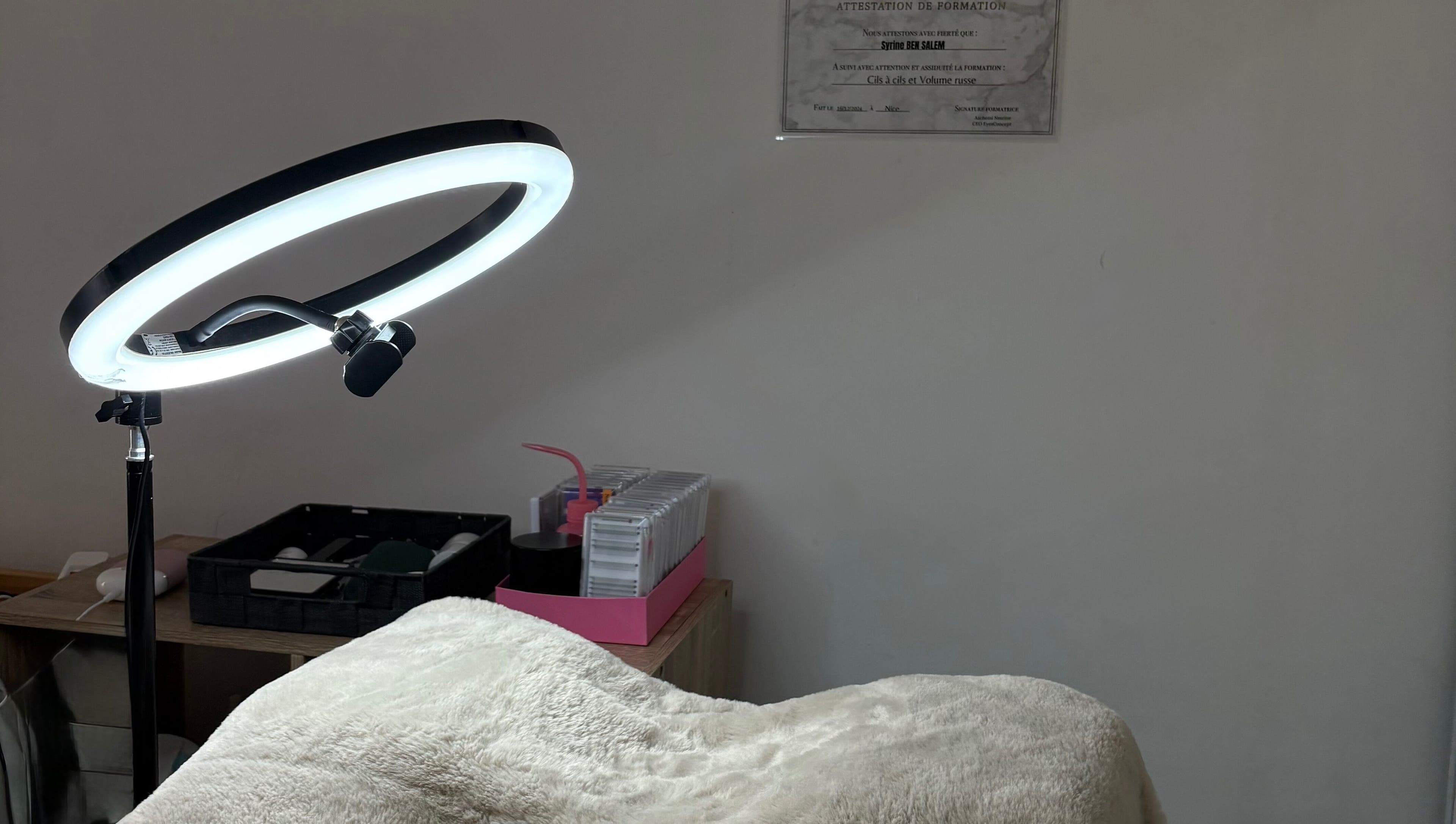 Espace cosy à SRN LASH STUDIO à Nice, Provence-alpes-côte D'azur, FR, avec éclairage professionnel.