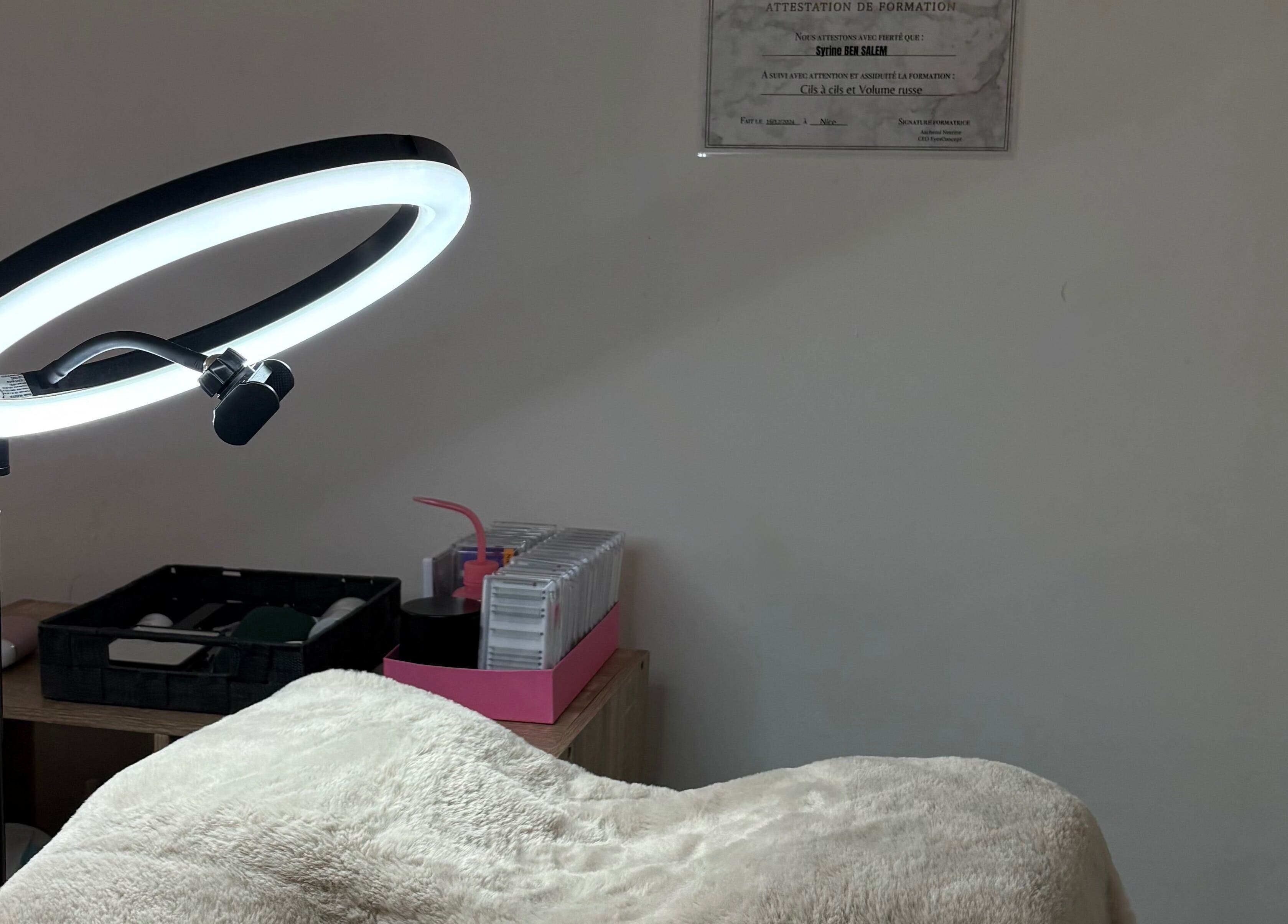 Espace cosy à SRN LASH STUDIO à Nice, Provence-alpes-côte D'azur, FR, avec éclairage professionnel.