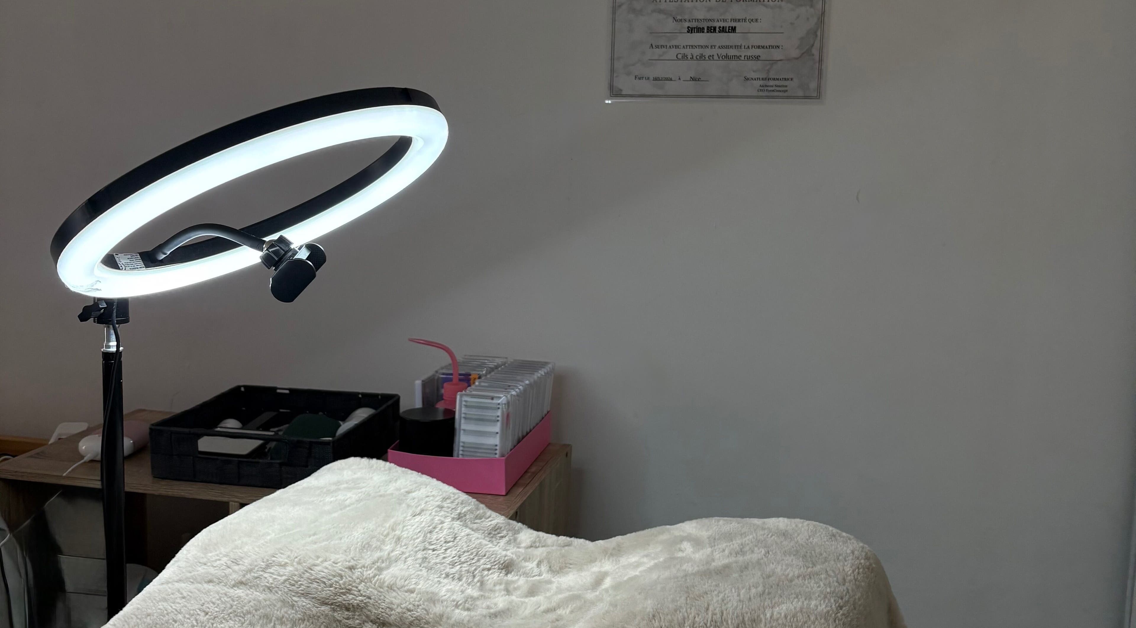 Espace cosy à SRN LASH STUDIO à Nice, Provence-alpes-côte D'azur, FR, avec éclairage professionnel.