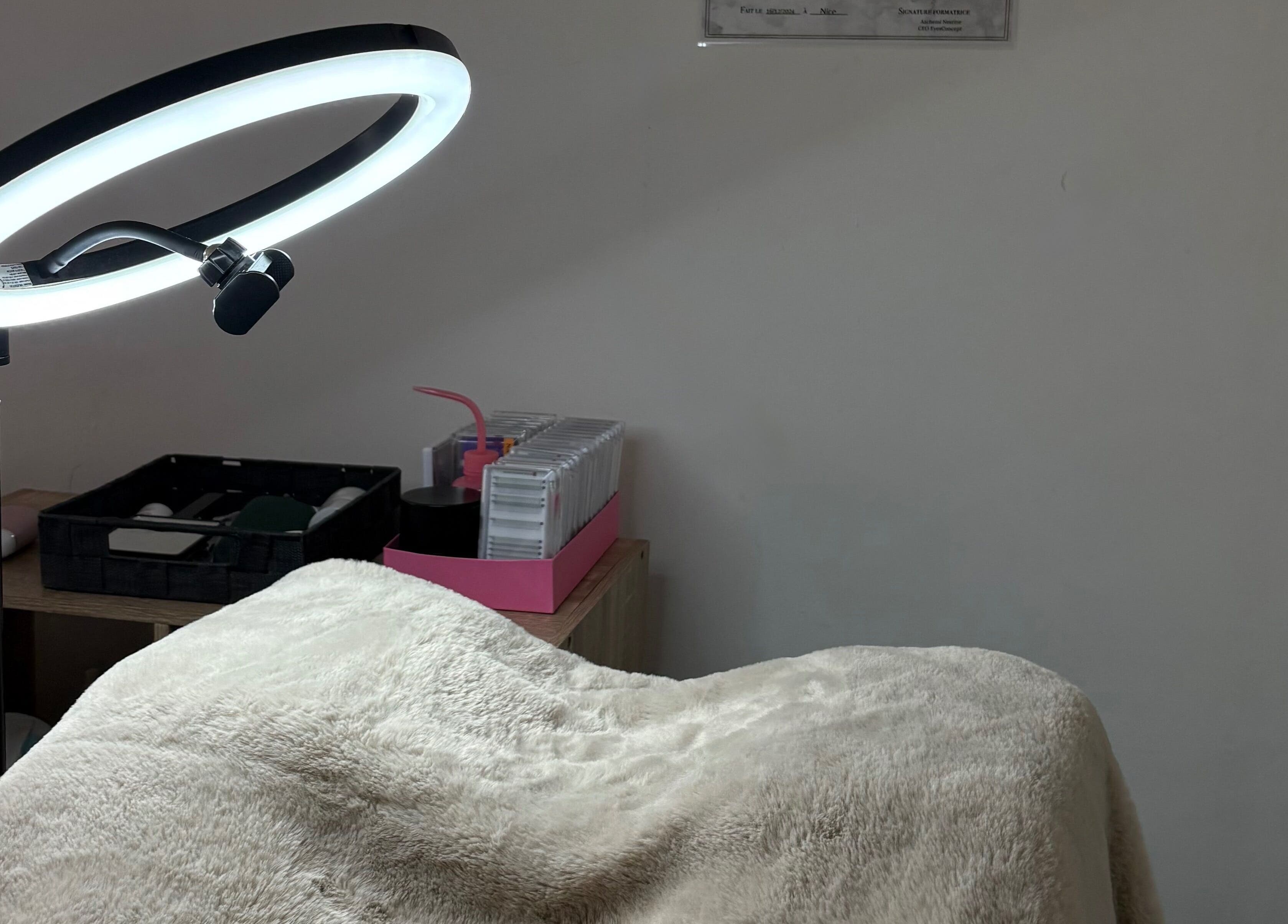 Zone de traitement chez SRN LASH STUDIO à Nice, Provence-alpes-côte D'azur, FR sous une lumière circulaire.