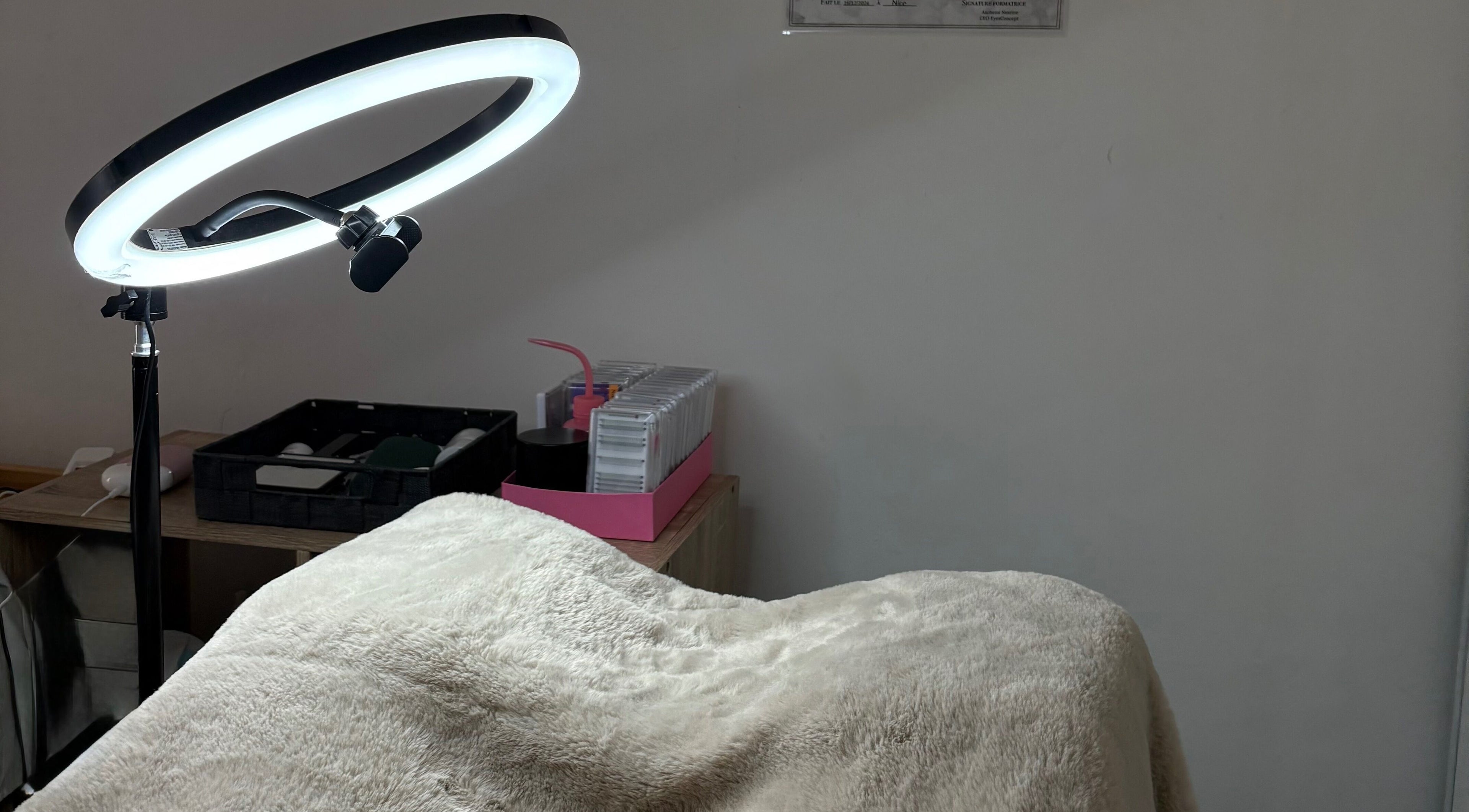 Zone de traitement chez SRN LASH STUDIO à Nice, Provence-alpes-côte D'azur, FR sous une lumière circulaire.