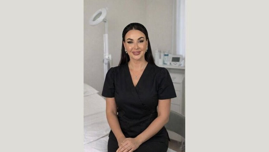 Professionnelle à Tatiana - Beauty, Toulouse, Occitanie, FR dans une salle de soins moderne.