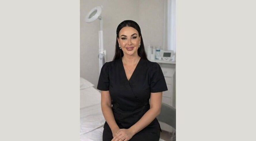 Professionnelle à Tatiana - Beauty, Toulouse, Occitanie, FR dans une salle de soins moderne.