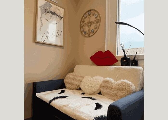 Coin salon confortable chez Tatiana - Beauty à Toulouse, Occitanie, FR avec déco élégante.