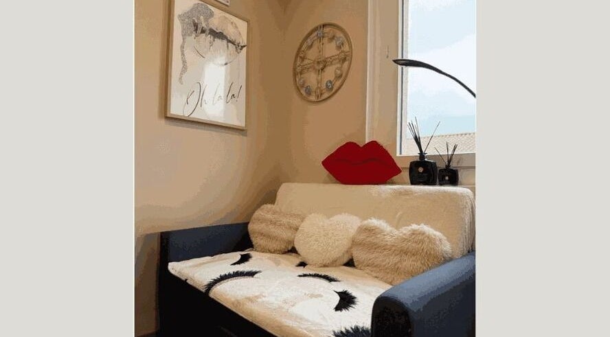 Coin salon confortable chez Tatiana - Beauty à Toulouse, Occitanie, FR avec déco élégante.