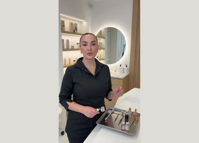 Esthéticienne chez Tatiana - Beauty à Toulouse, Occitanie, FR, présentant des produits de beauté.