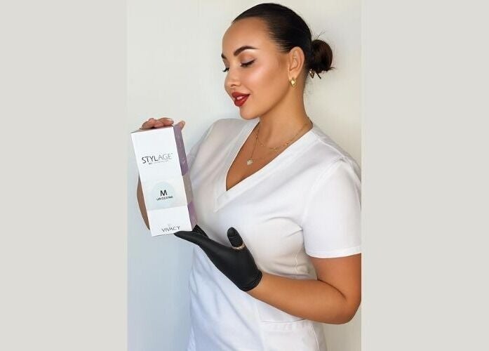 Esthéticienne moderne chez Tatiana - Beauty, Toulouse, Occitanie, FR, présentant un produit cosmétique.