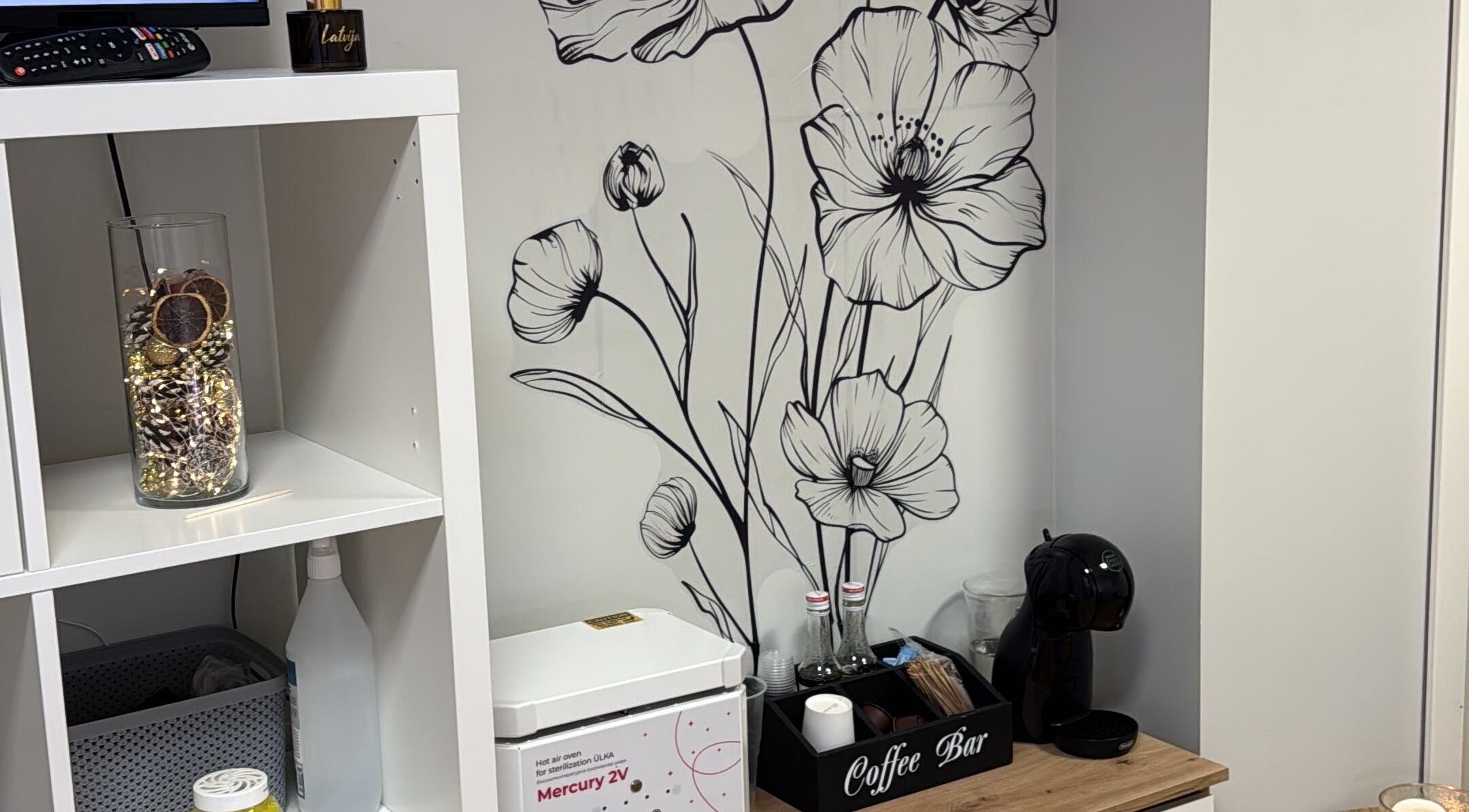 Креативный интерьер Kireile_nails в Рига, LV с цветочной стеной и кофейной станцией.