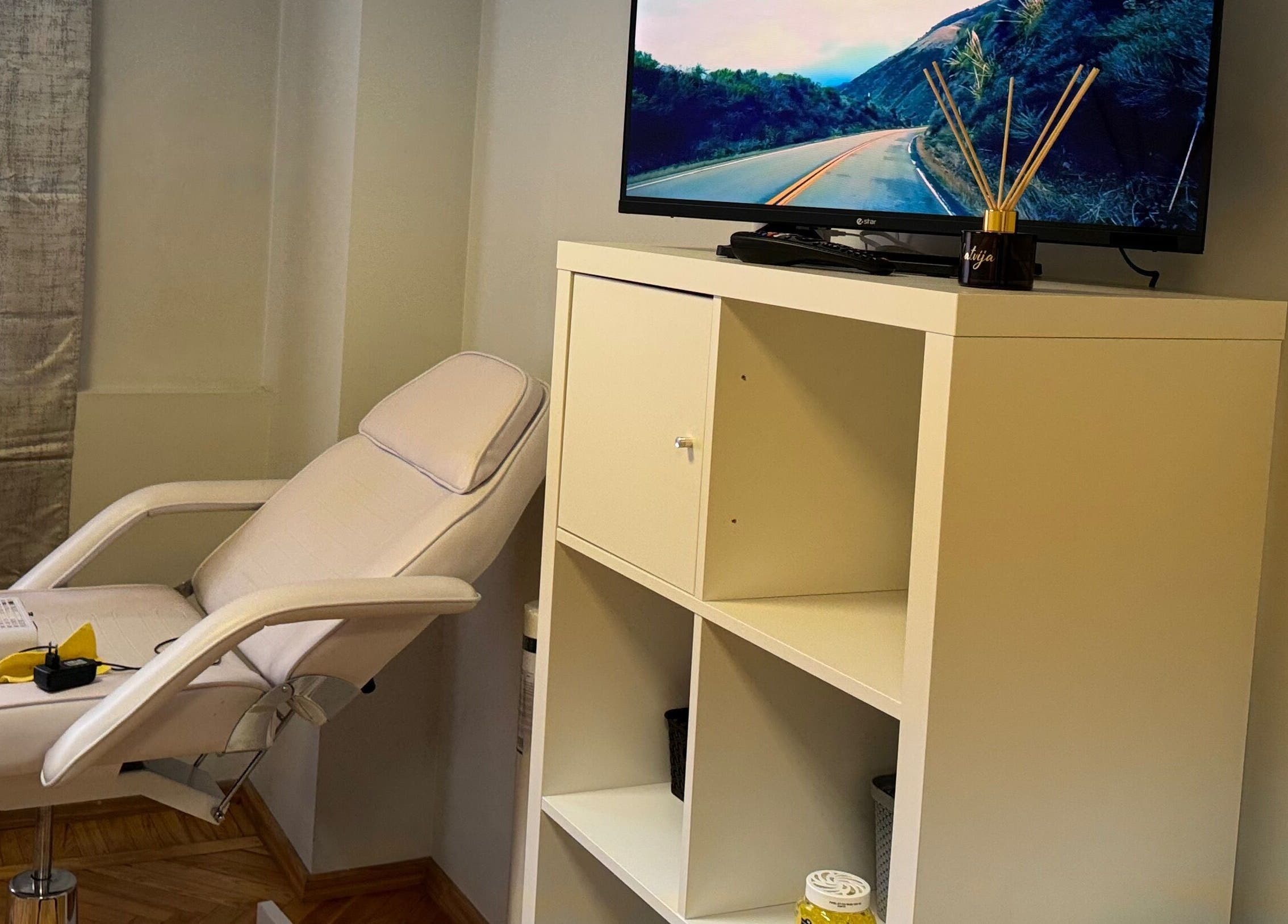 Современный интерьер Kireile_nails в Риге, LV с удобным креслом и стильным декором.