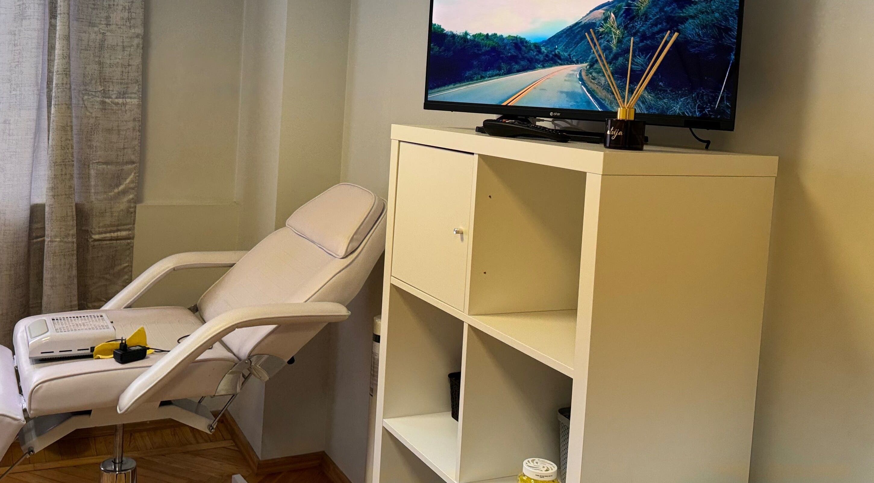 Современный интерьер Kireile_nails в Риге, LV с удобным креслом и стильным декором.