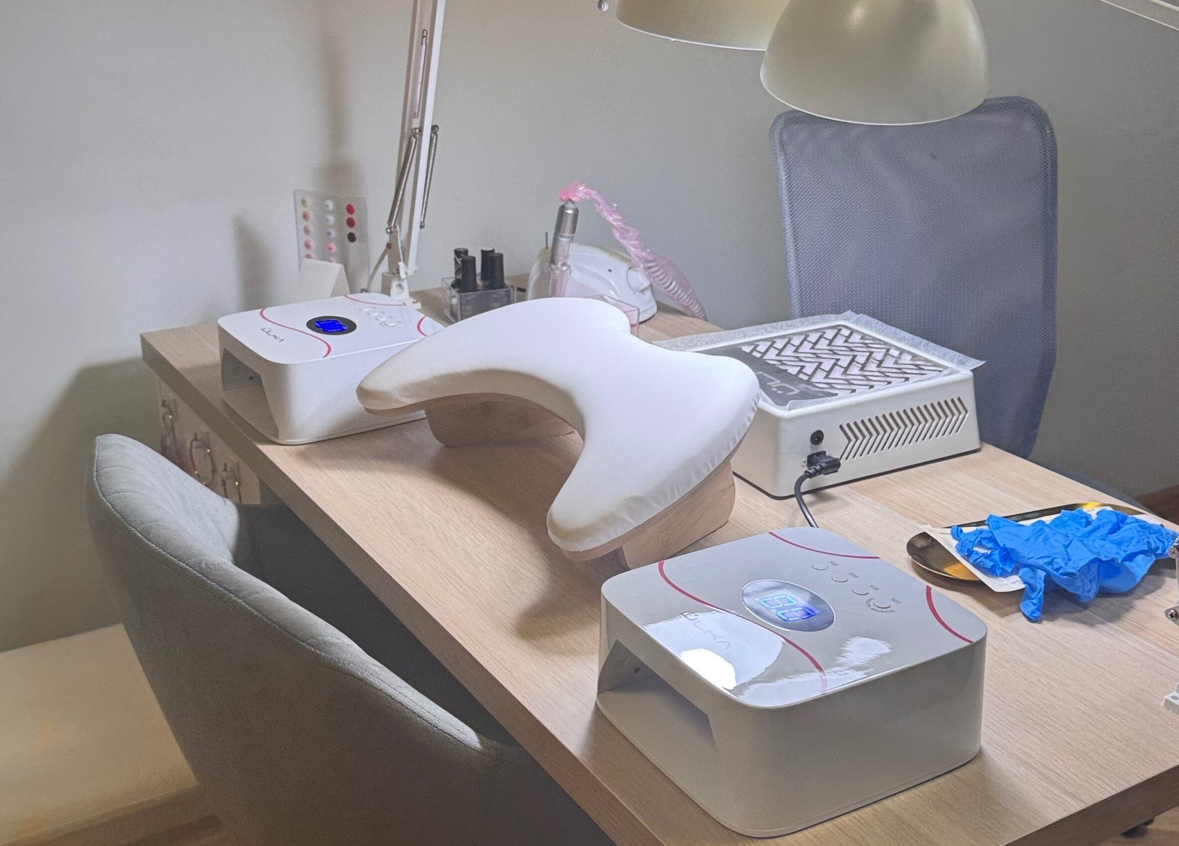 Стол для маникюра в Kireile_nails, Рига, LV, с профессиональным набором для ногтей.