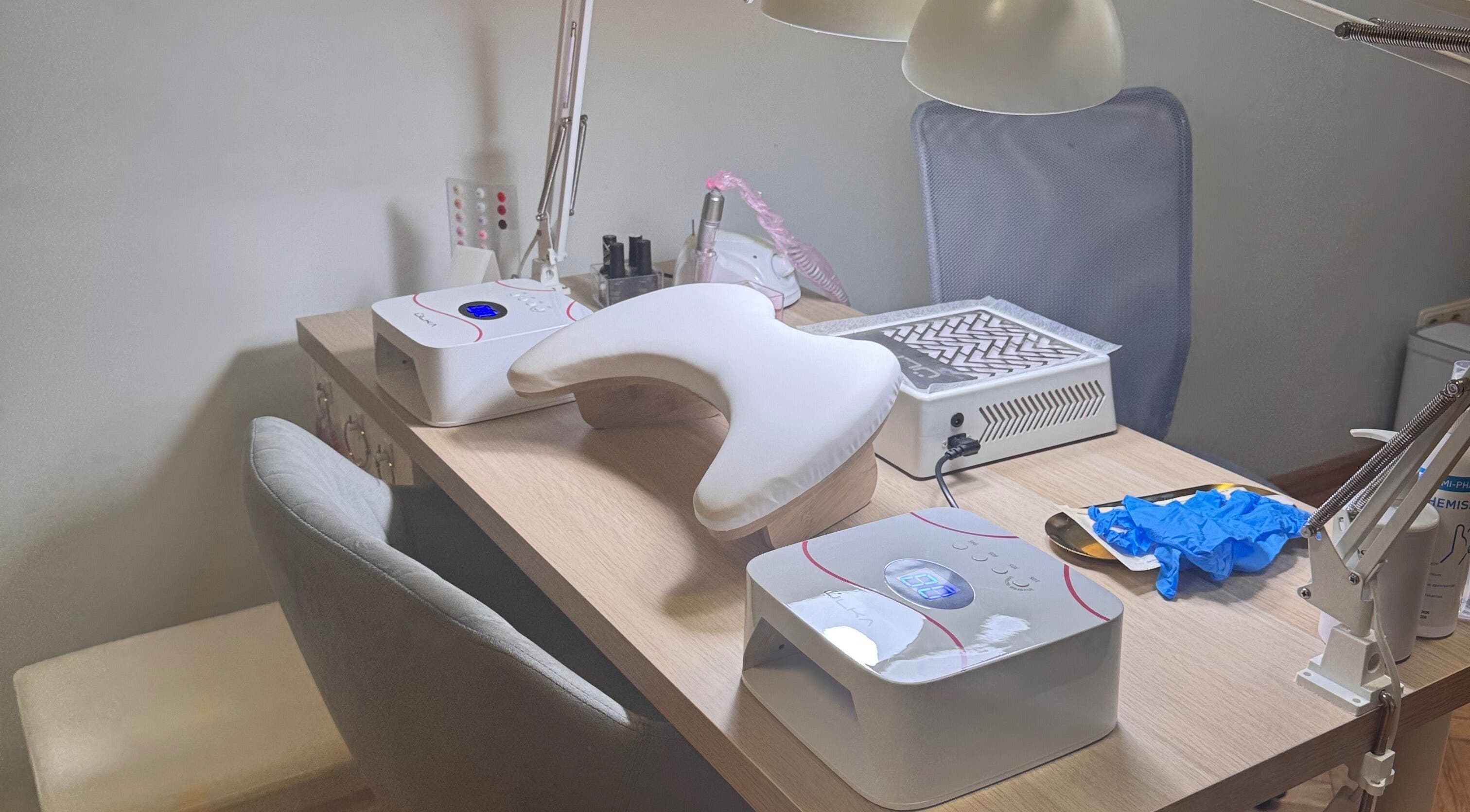 Стол для маникюра в Kireile_nails, Рига, LV, с профессиональным набором для ногтей.