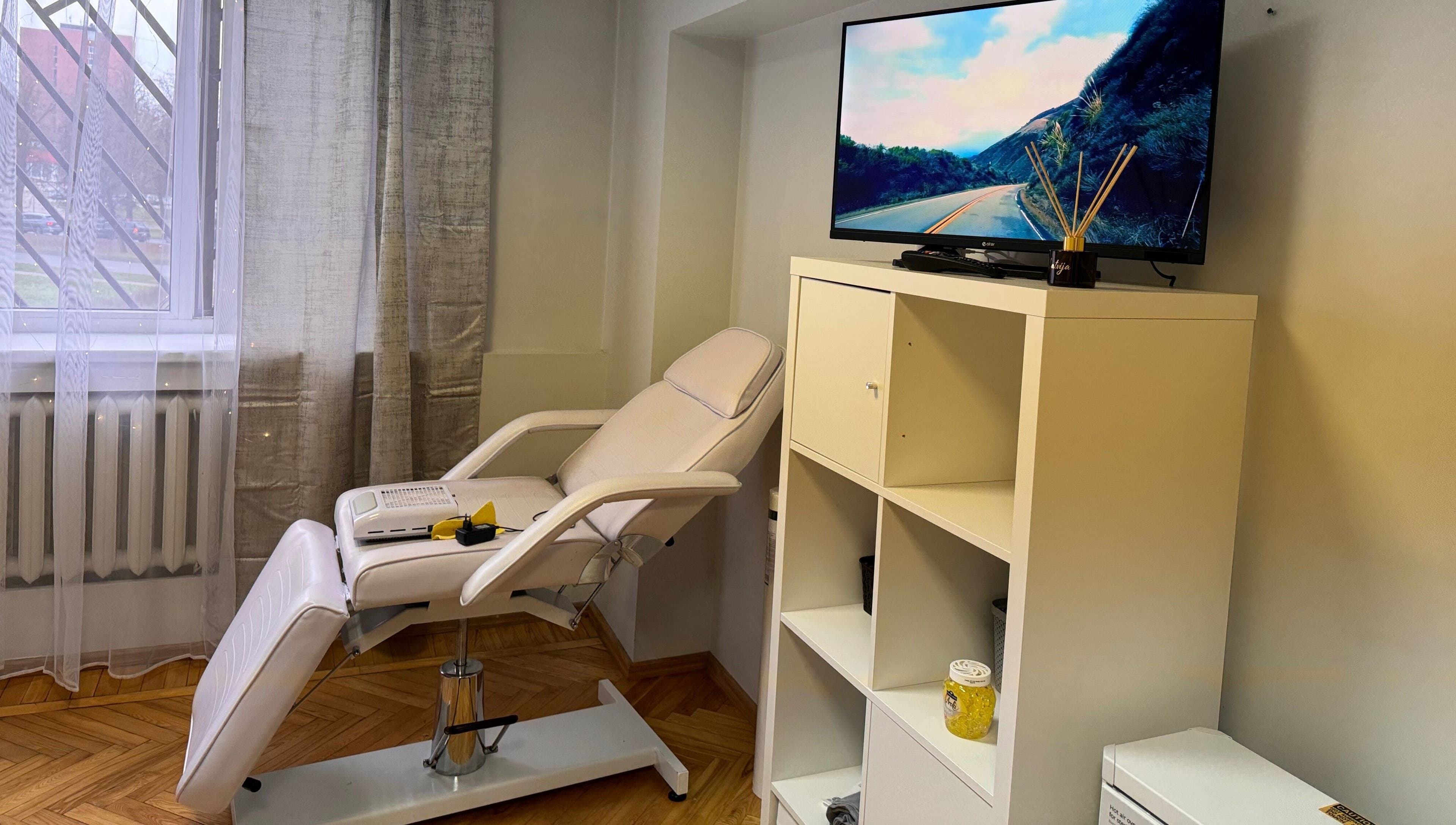 Комфортабельное кресло в Kireile Nails, Рига, LV, идеальное место для релакса и ухода за ногтями.