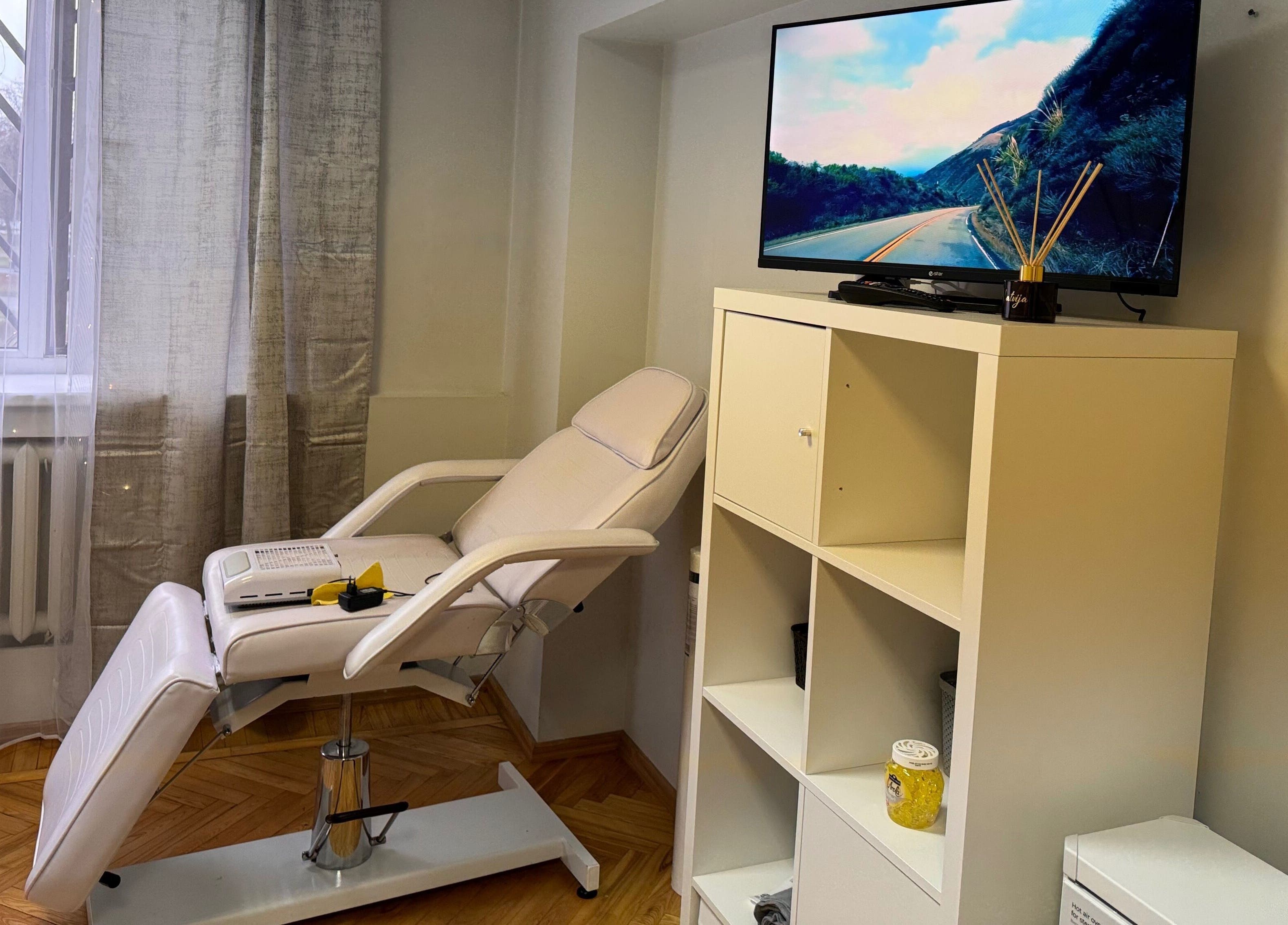 Комфортабельное кресло в Kireile Nails, Рига, LV, идеальное место для релакса и ухода за ногтями.