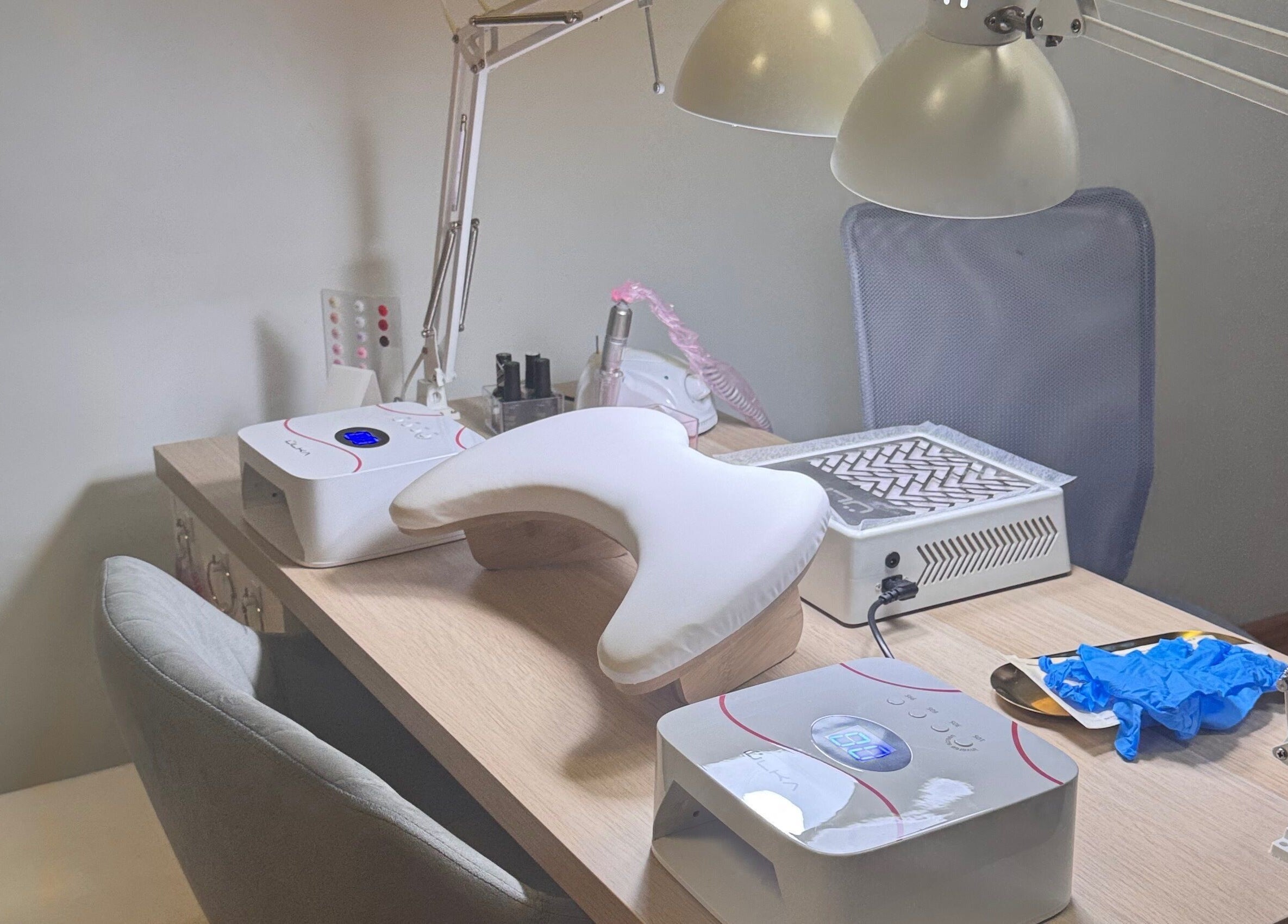 Маникюрный стол в Kireile Nails, Рига, LV с инструментами и лампами для ногтей.