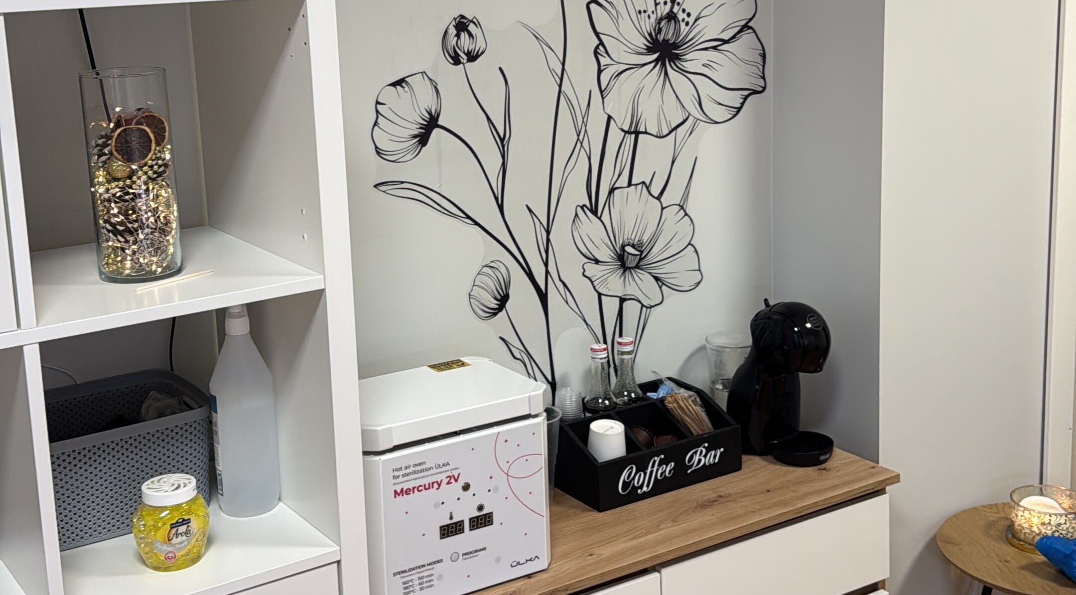 Уголок с кофеваркой и декором в Kireile Nails, Рига, LV, создаёт уютную атмосферу.
