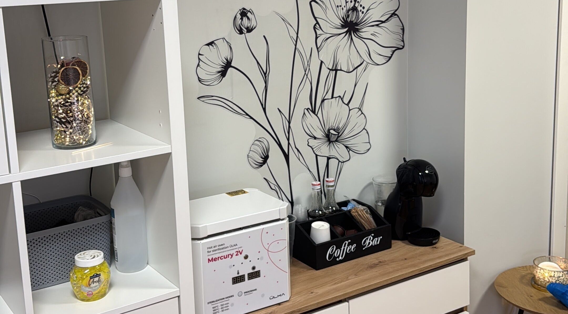 Уголок с кофеваркой и декором в Kireile Nails, Рига, LV, создаёт уютную атмосферу.