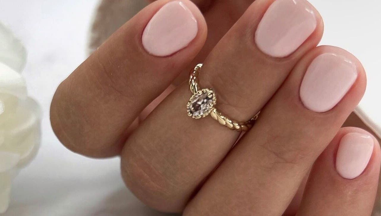 Elegante, rosa Maniküre im The Moon Beautystudio, Muttenz, Basel-landschaft, CH.