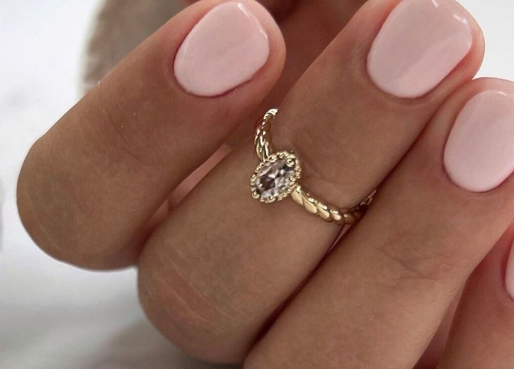 Elegante, rosa Maniküre im The Moon Beautystudio, Muttenz, Basel-landschaft, CH.