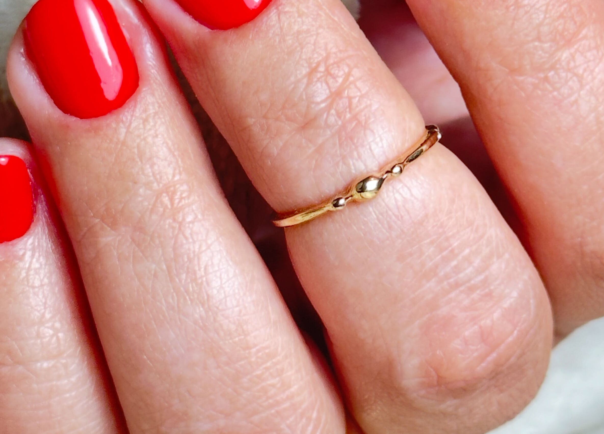 Roter Nagellack und Goldring bei The Moon Beautystudio, Muttenz, Basel-landschaft, CH.