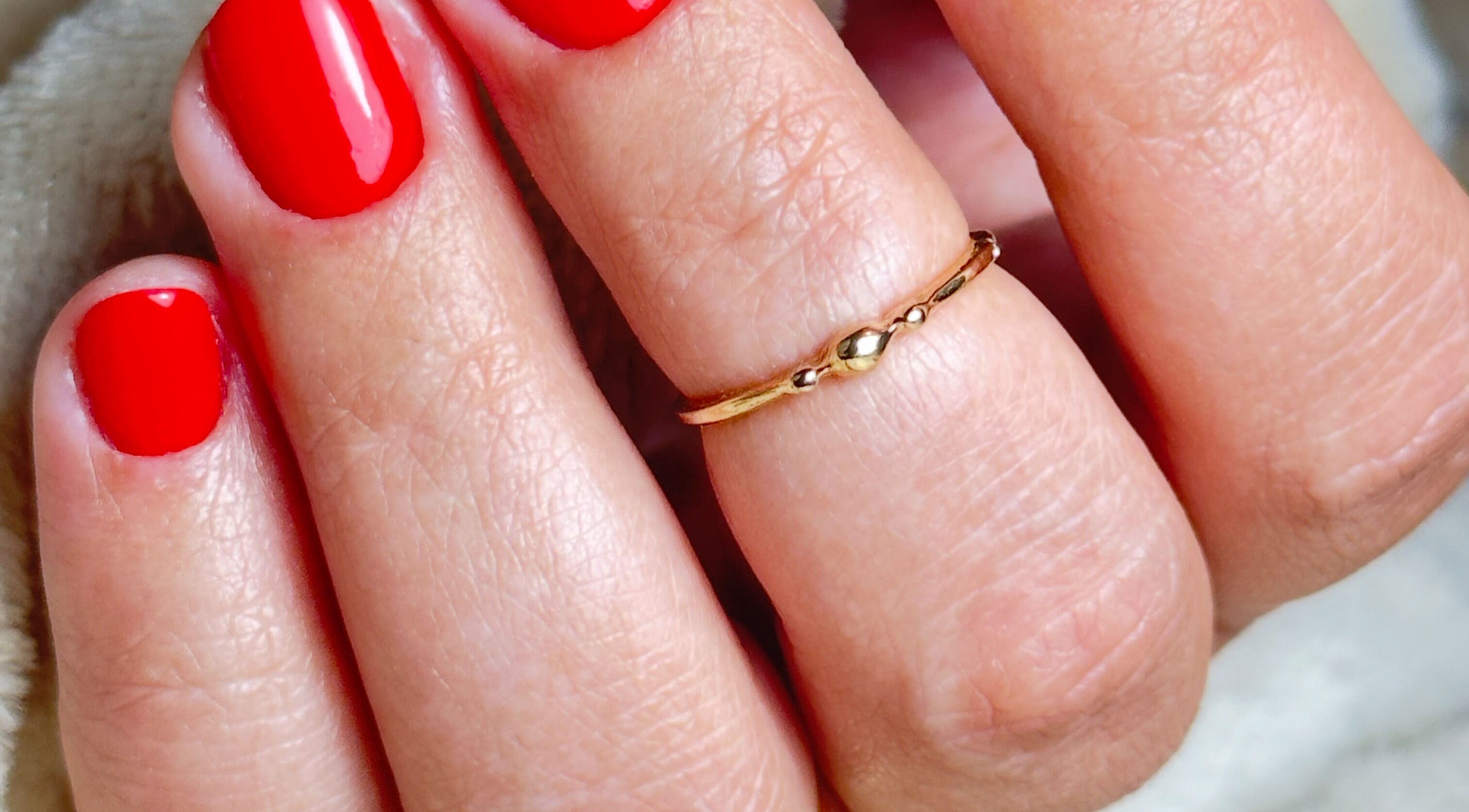 Roter Nagellack und Goldring bei The Moon Beautystudio, Muttenz, Basel-landschaft, CH.