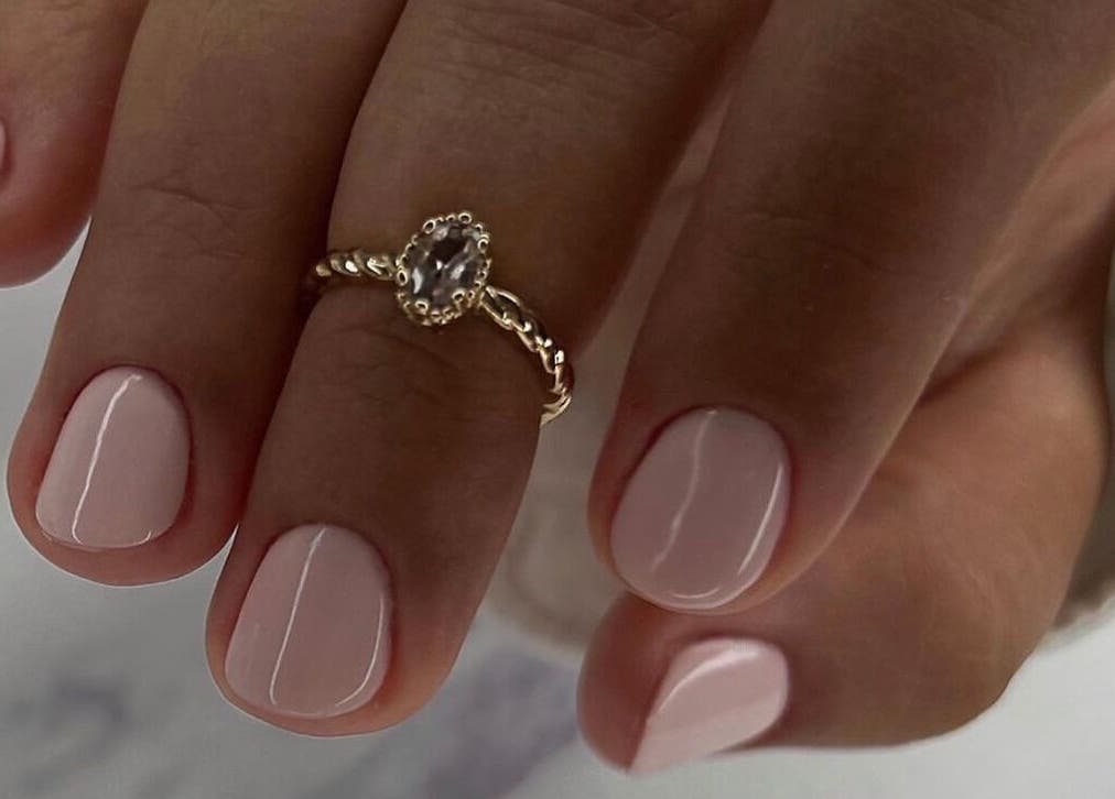 Elegante Nageldesign bei The Moon Beautystudio, Muttenz, Basel-landschaft, CH zeigt gepflegte rosa Nägel.