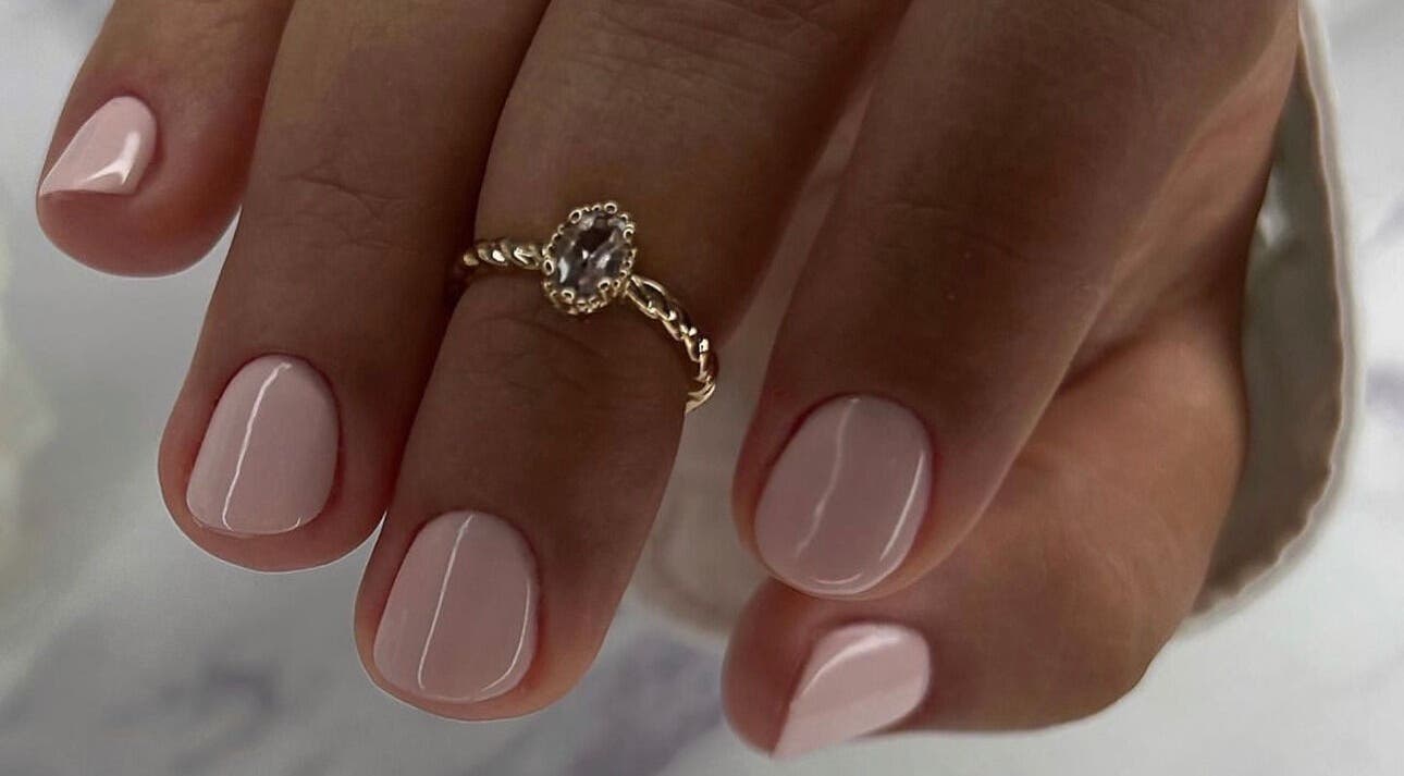 Elegante Nageldesign bei The Moon Beautystudio, Muttenz, Basel-landschaft, CH zeigt gepflegte rosa Nägel.