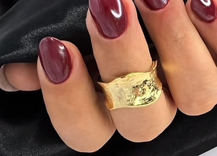 Elegante rote Maniküre mit goldenem Ring bei The Moon Beautystudio, Muttenz, Basel-landschaft, CH.