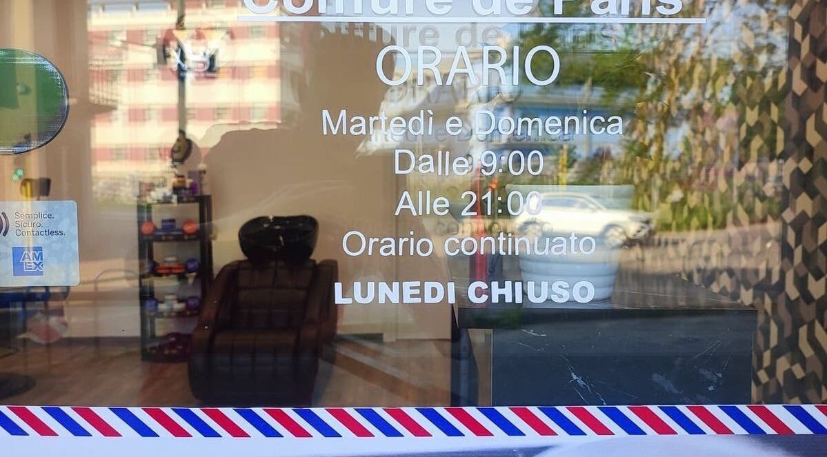 Glass storefront of paris by italy with business hours in Paderno Dugnano, Lombardia, IT.