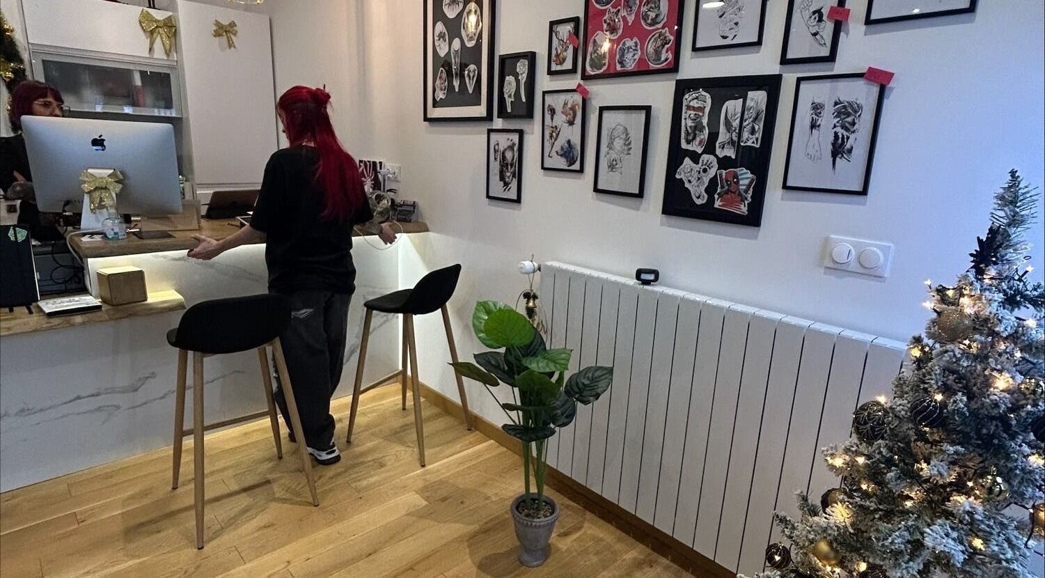 Entrée festive de Noess Nails à Méry-sur-oise, Île-de-france, FR, avec décorations murales et sapin de Noël.