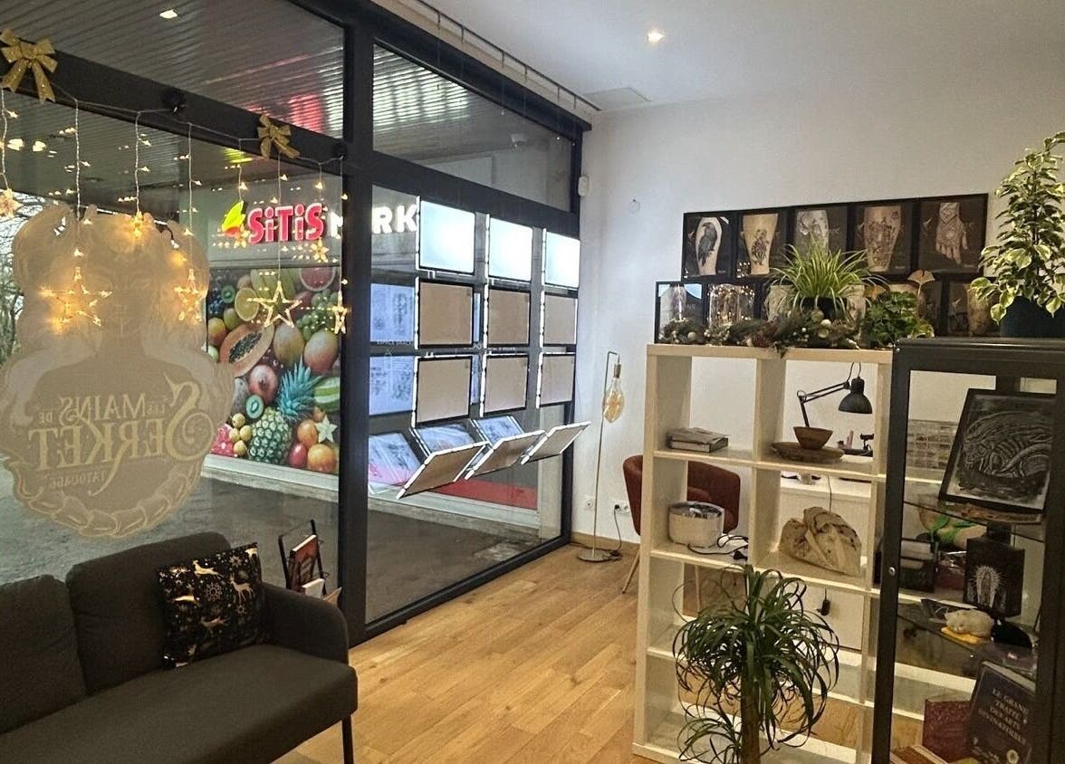 Intérieur chaleureux de Noess Nails à Méry-sur-oise, Île-de-france, FR avec décoration élégante.