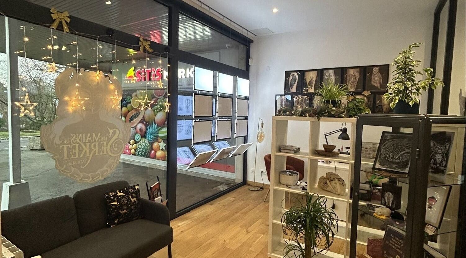 Intérieur chaleureux de Noess Nails à Méry-sur-oise, Île-de-france, FR avec décoration élégante.